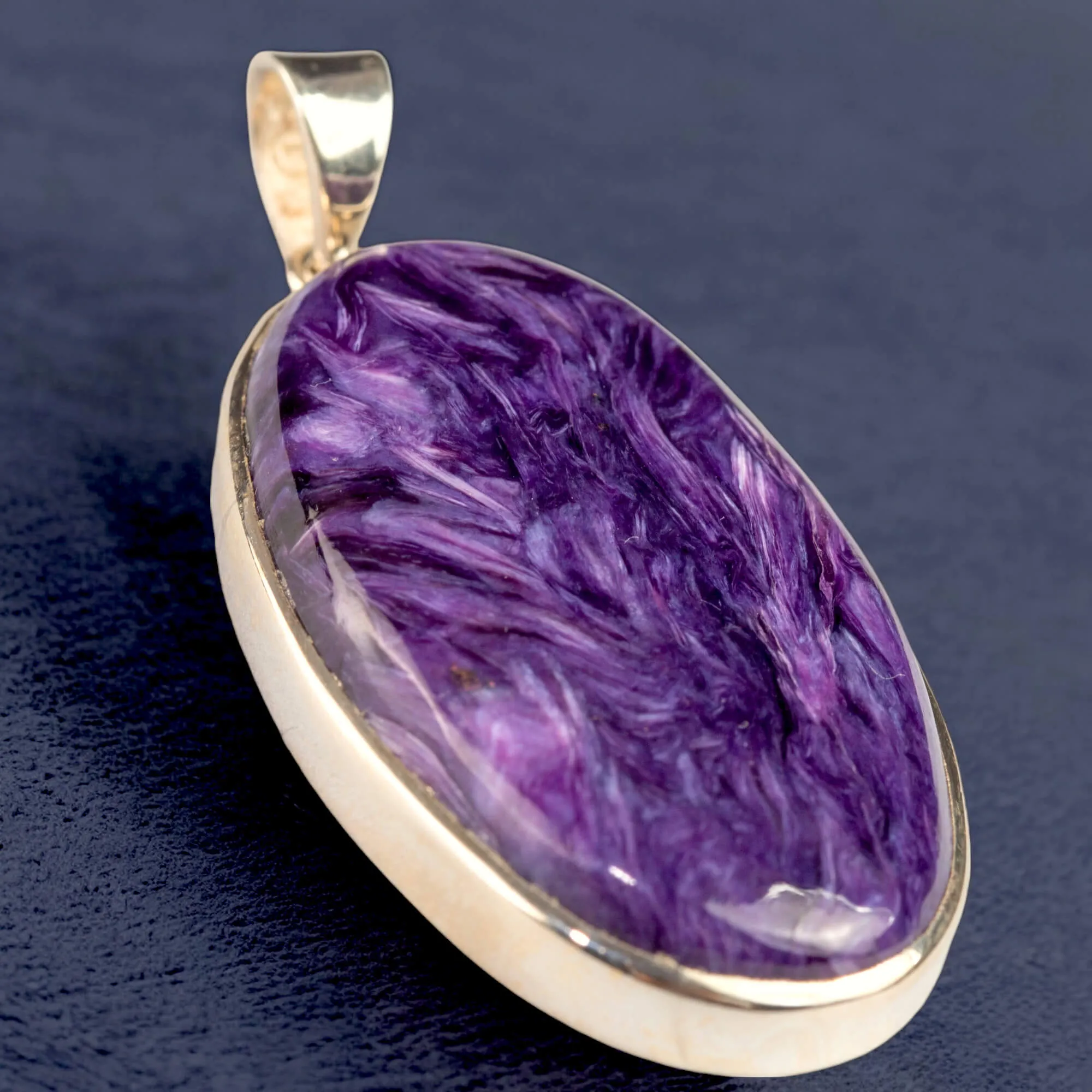 Eleganza Siberiana: Ciondolo in Argento con Charoite Naturale.