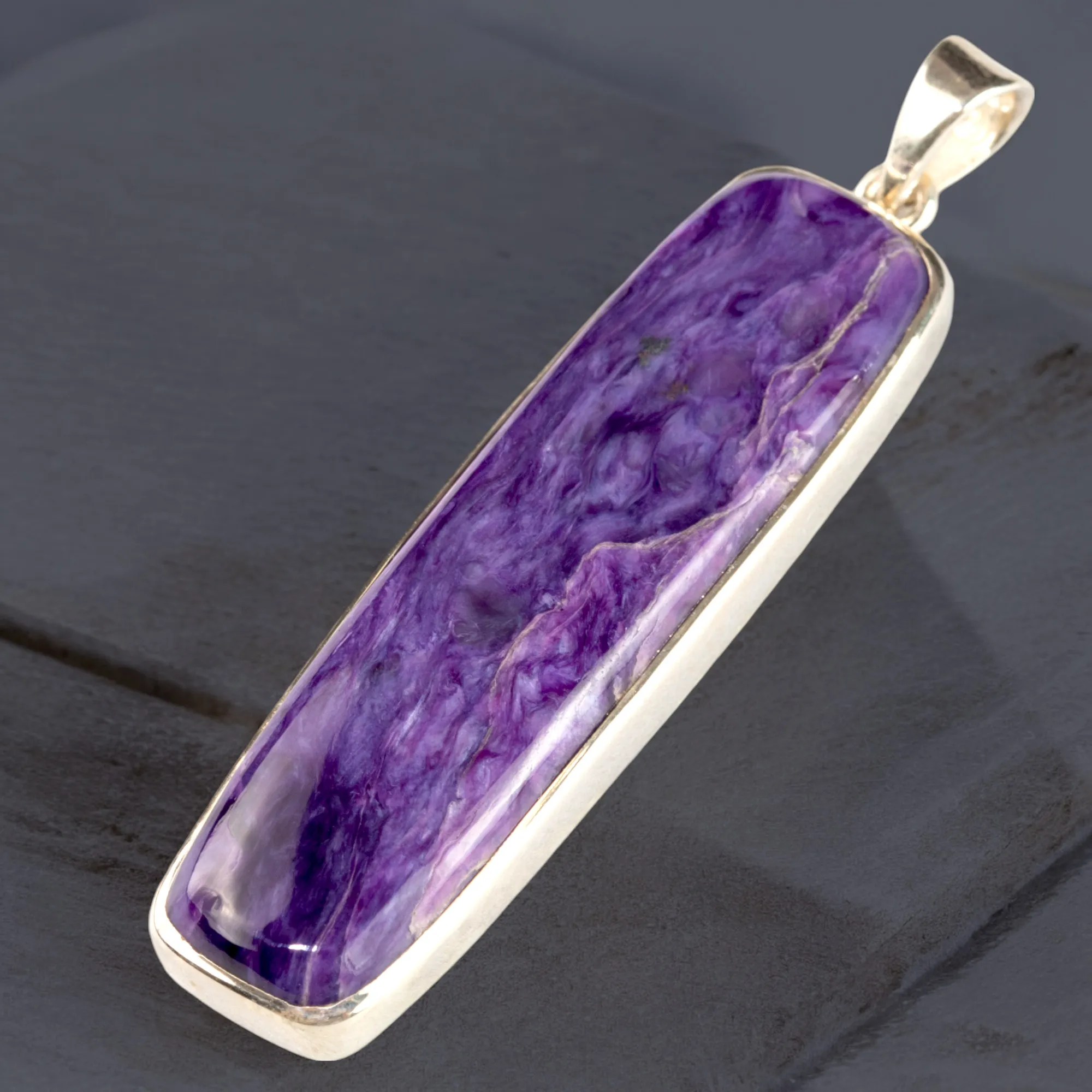 Gioiello di Trasformazione: Ciondolo in Argento con Charoite.