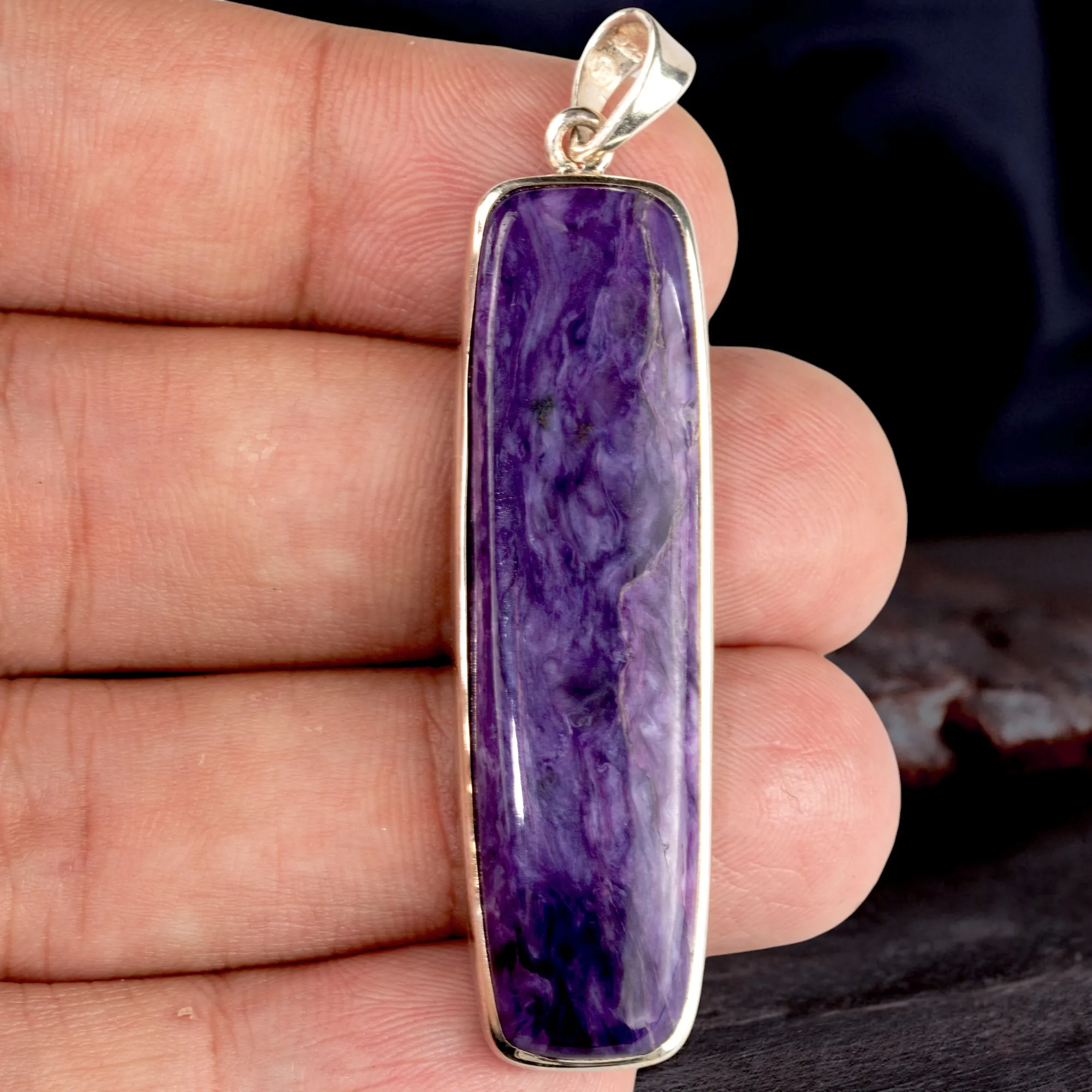 Gioiello di Trasformazione: Ciondolo in Argento con Charoite.