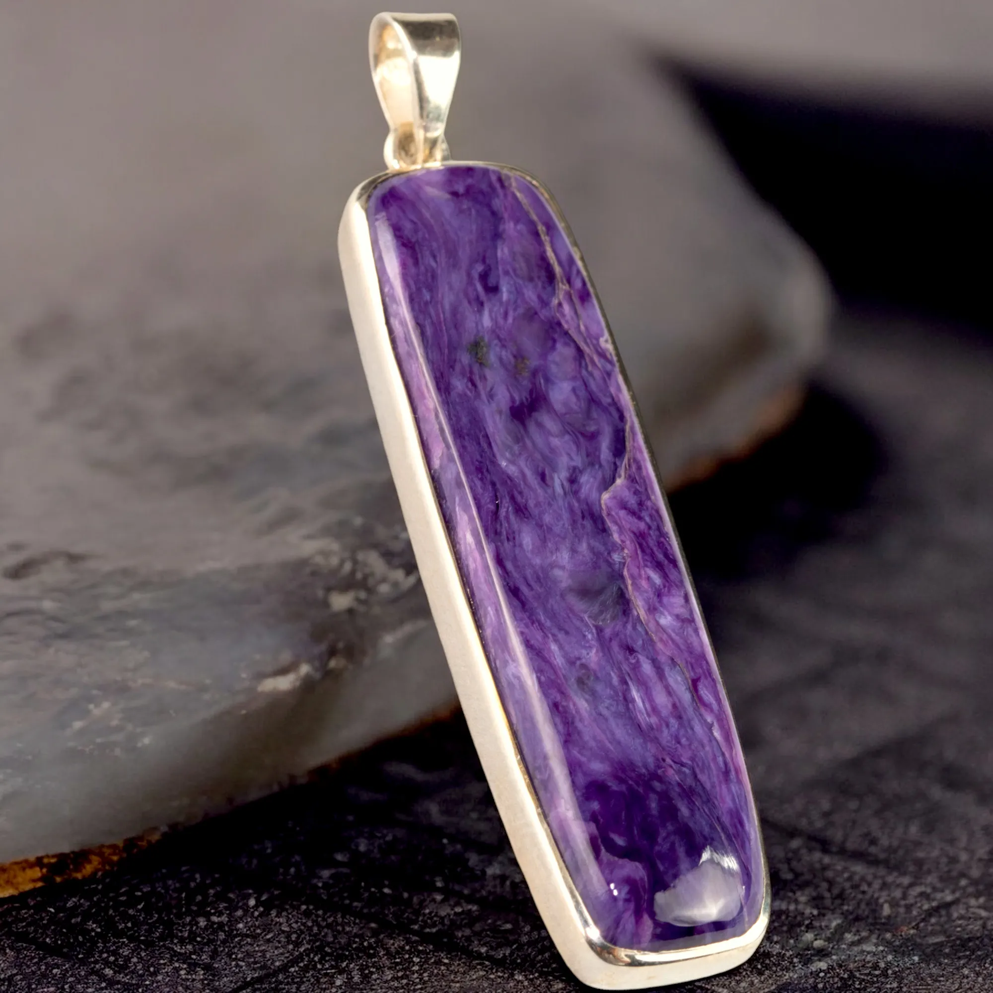 Gioiello di Trasformazione: Ciondolo in Argento con Charoite.