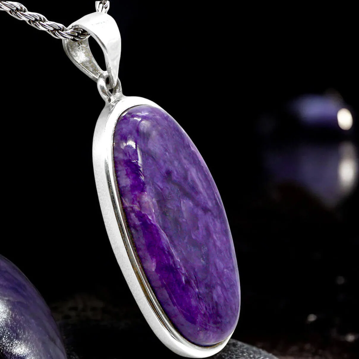 Ciondolo in Argento con Cabochon di Charoite dei Monti Urali.