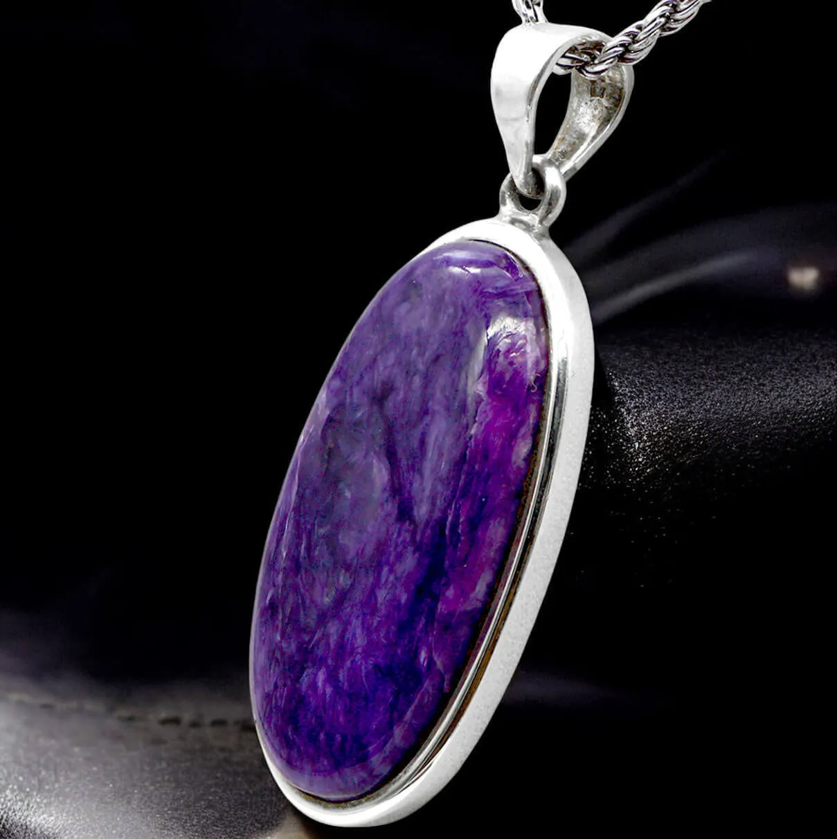 Ciondolo in Argento con Cabochon di Charoite dei Monti Urali.