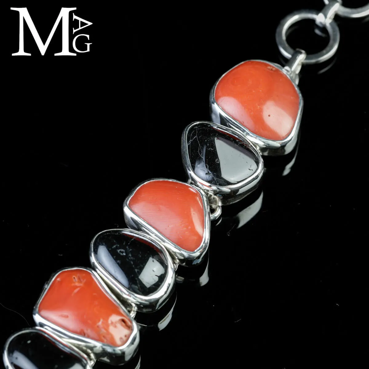 Bracciale in argento con corallo rosso e tormalina nera.
