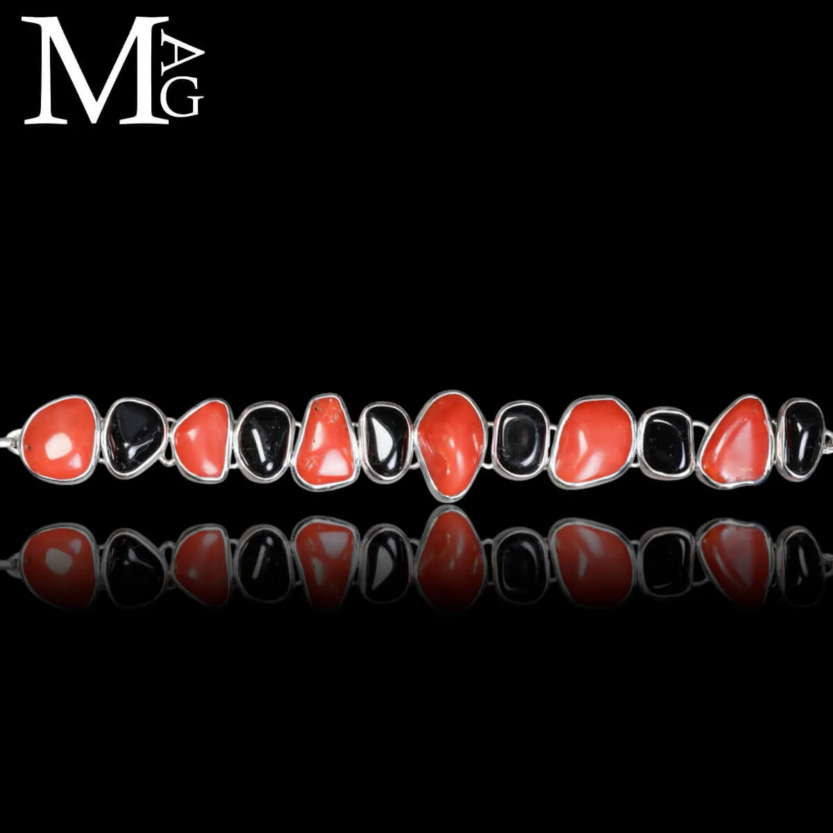 Bracciale in argento con corallo rosso e tormalina nera.