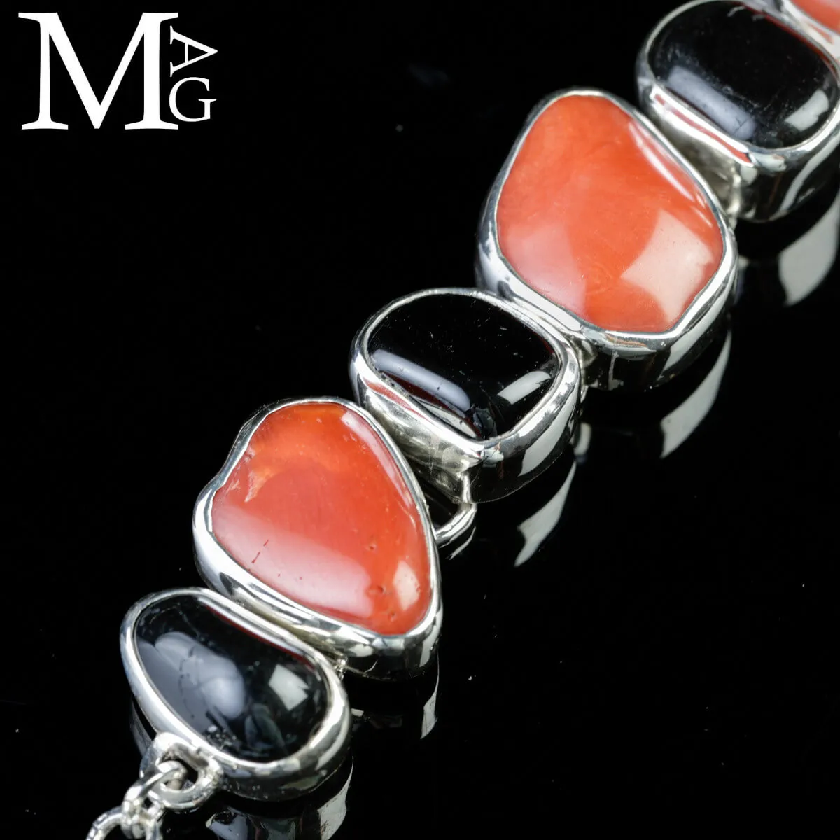 Bracciale in argento con corallo rosso e tormalina nera.