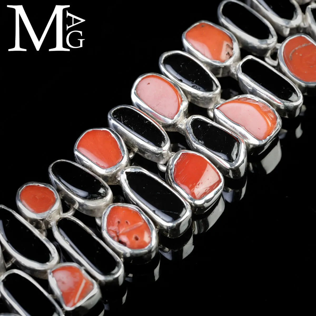 Bracciale Corallo e Tormalina – Geometrie Arcaiche.