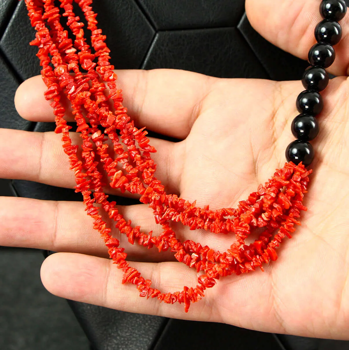 Collana in Corallo Rosso e Sfere in Onice Nero.