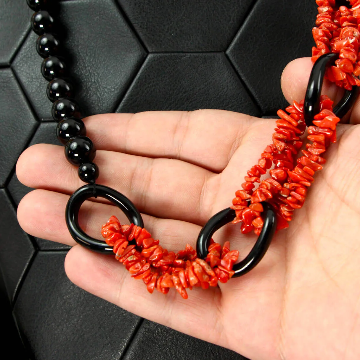 Collana in Corallo Rosso Mediterraneo e Onice Nero – Design a Catena.