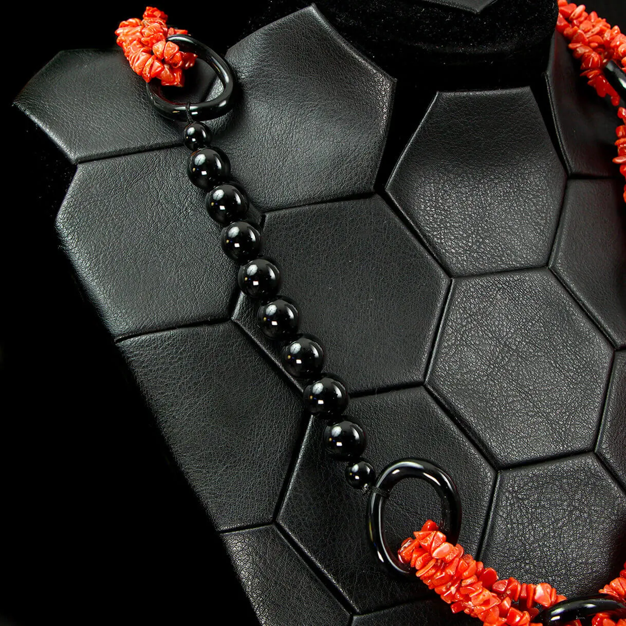 Collana in Corallo Rosso Mediterraneo e Onice Nero – Design a Catena.