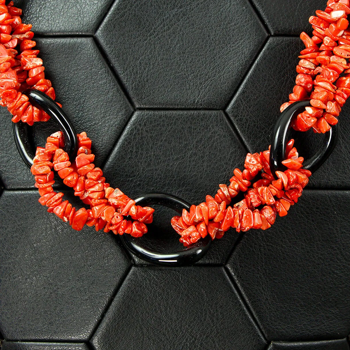 Collana in Corallo Rosso Mediterraneo e Onice Nero – Design a Catena.