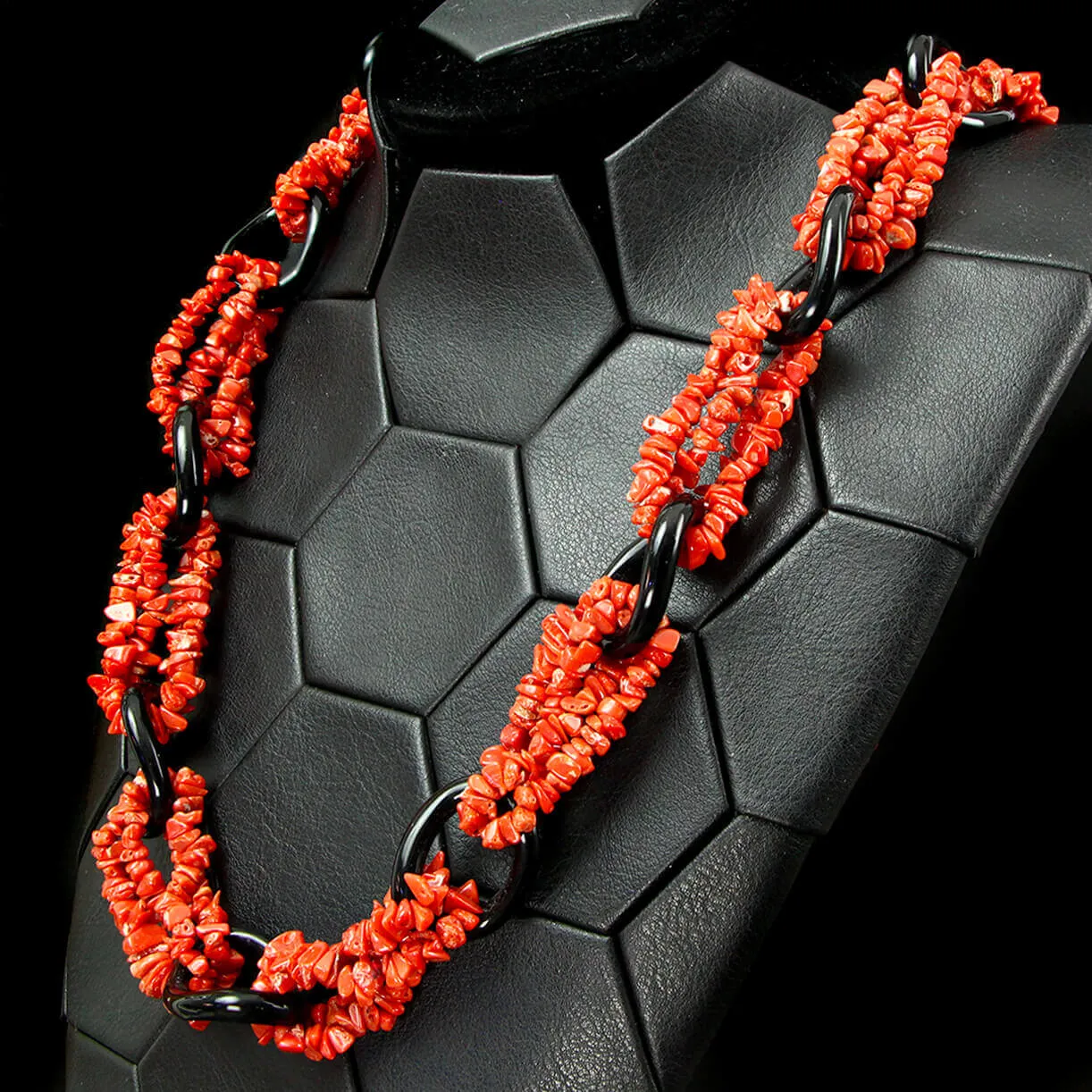 Collana in Corallo Rosso Mediterraneo e Onice Nero – Design a Catena.