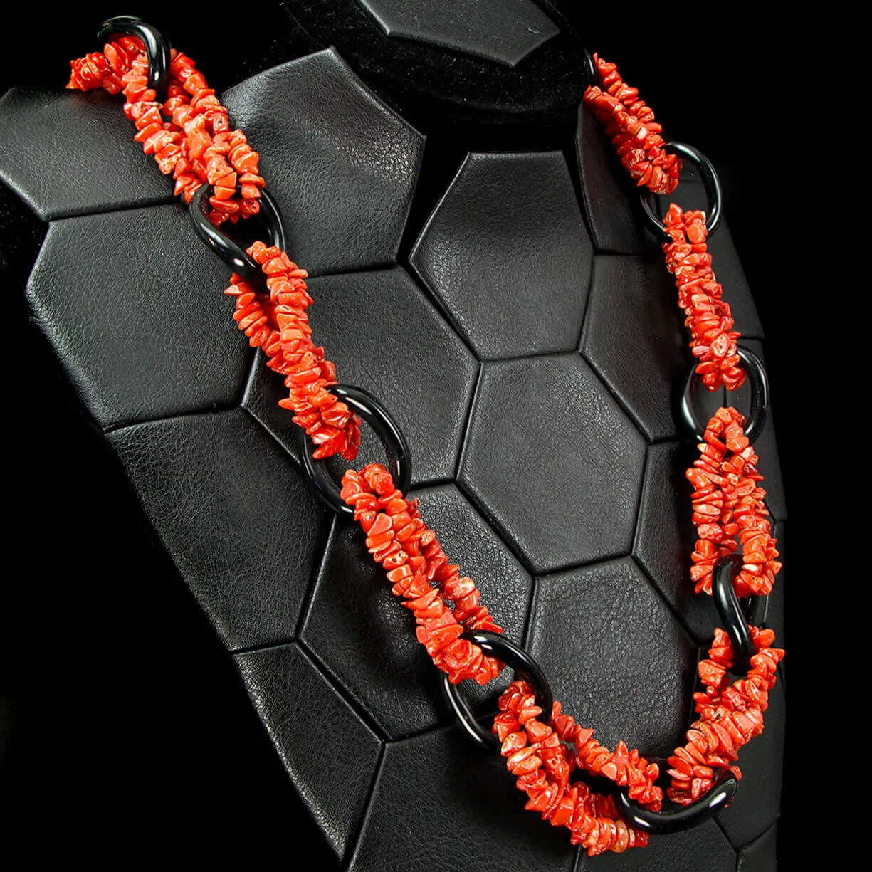 Collana in Corallo Rosso Mediterraneo e Onice Nero – Design a Catena.