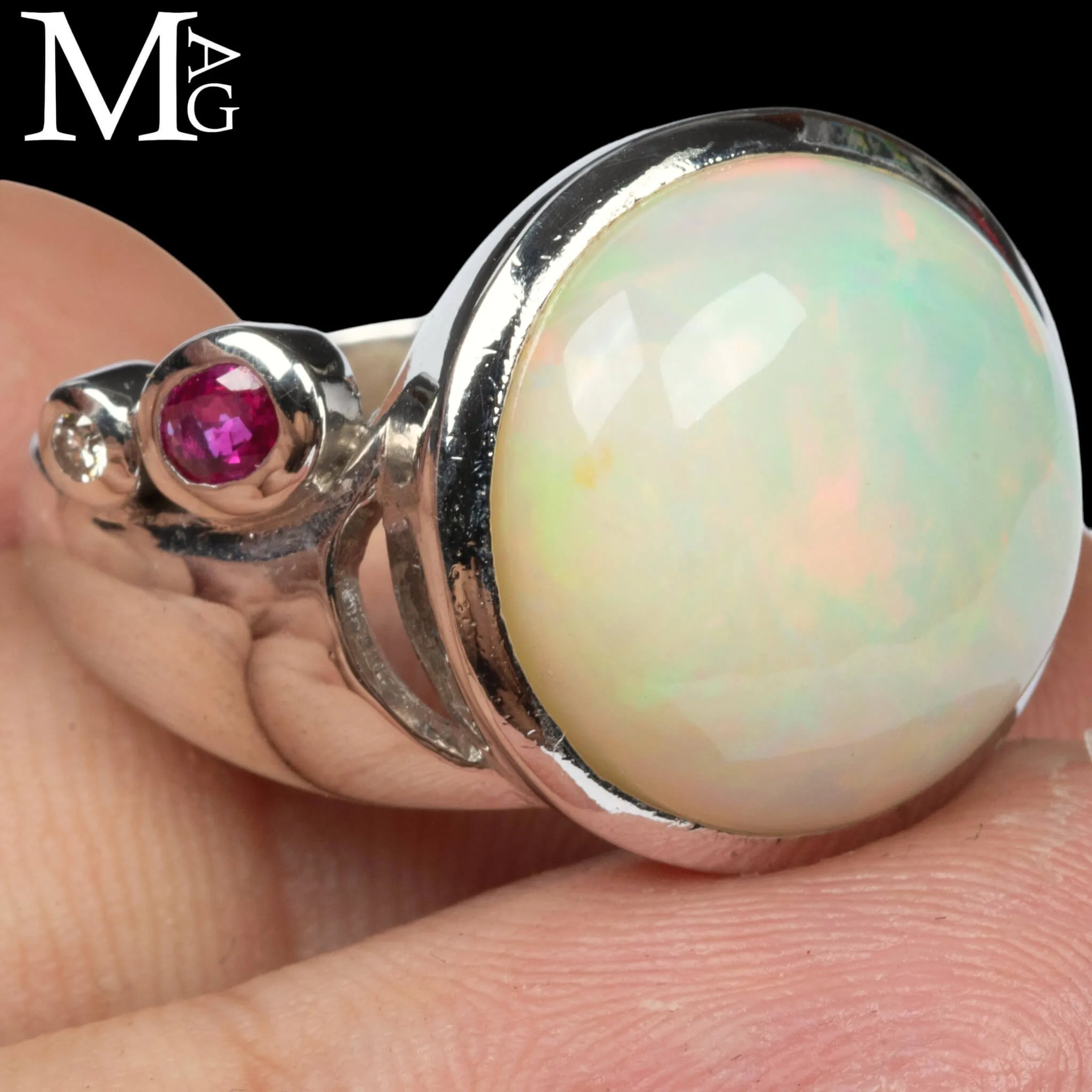 Anello in Argento con Grande Opale di Welo, Rubino e Diamantino.