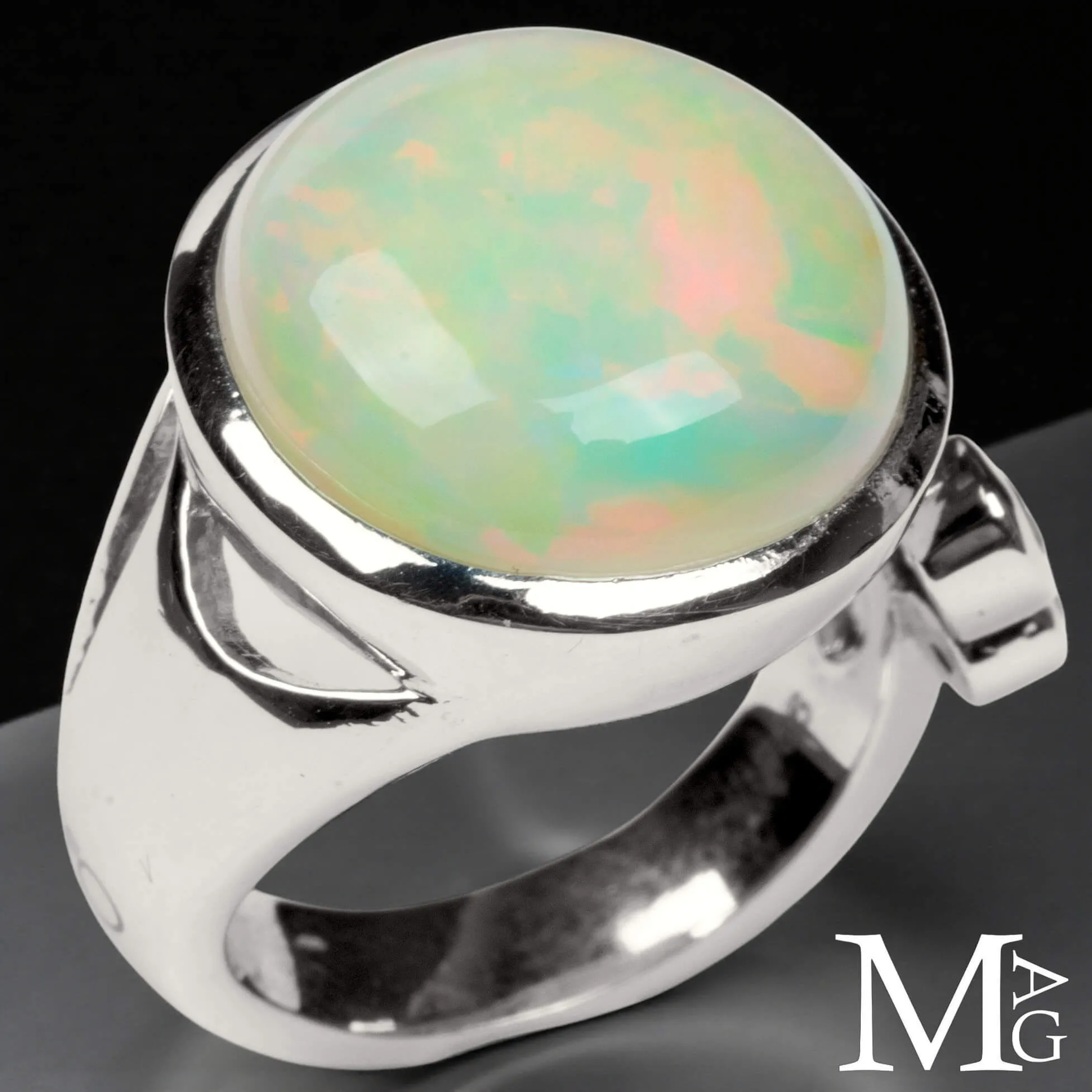 Anello in Argento con Grande Opale di Welo, Rubino e Diamantino.