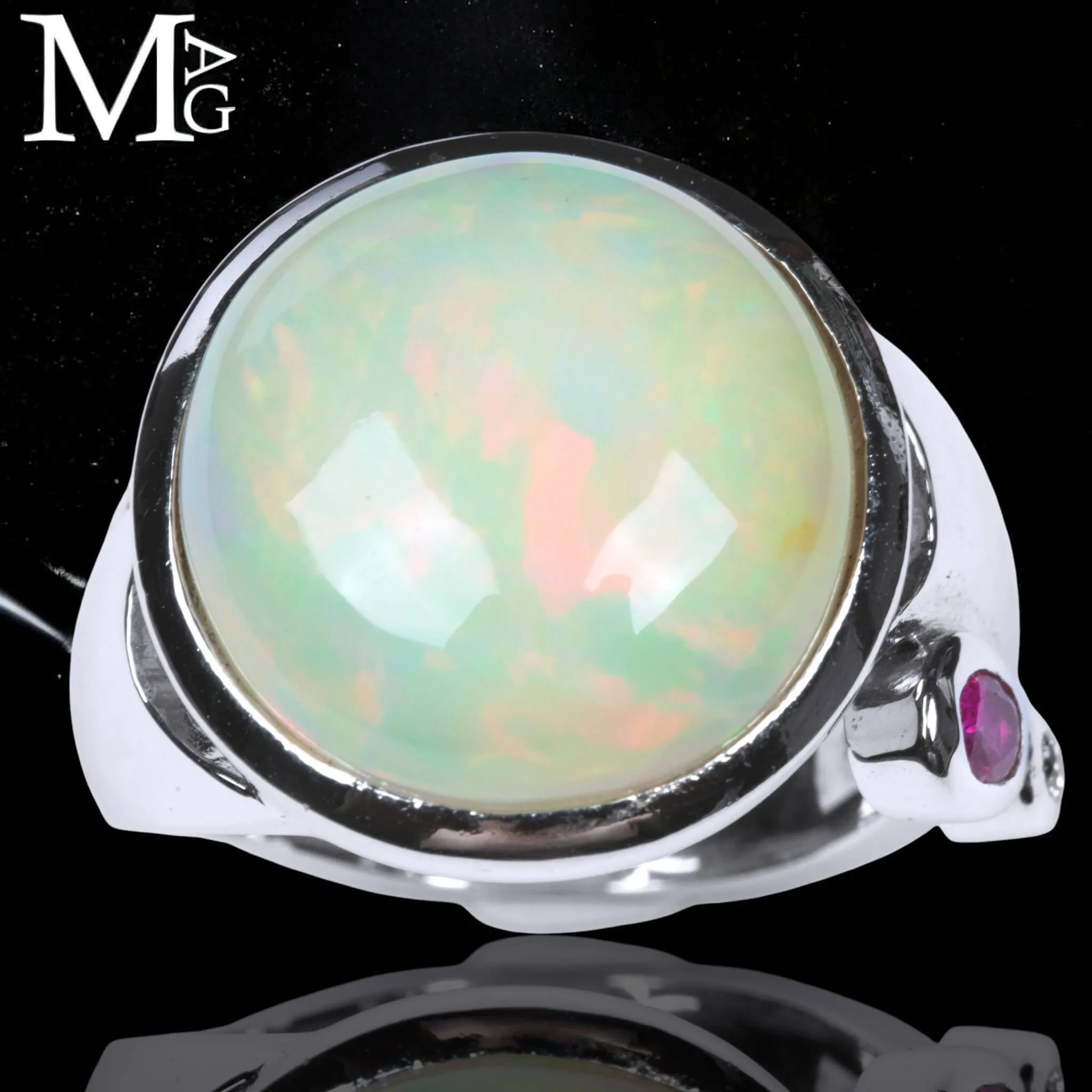 Anello in Argento con Grande Opale di Welo, Rubino e Diamantino.