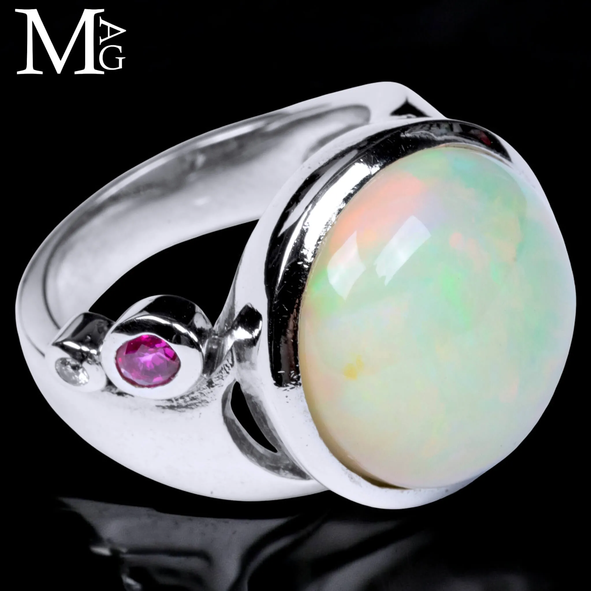 Anello in Argento con Grande Opale di Welo, Rubino e Diamantino.