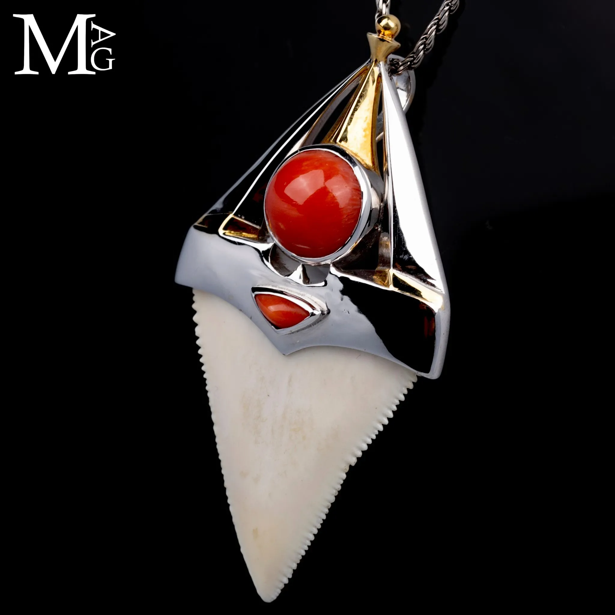 Pendente Unisex in Argento con Dente Naturale di Grande Squalo Bianco e Corallo Rosso.