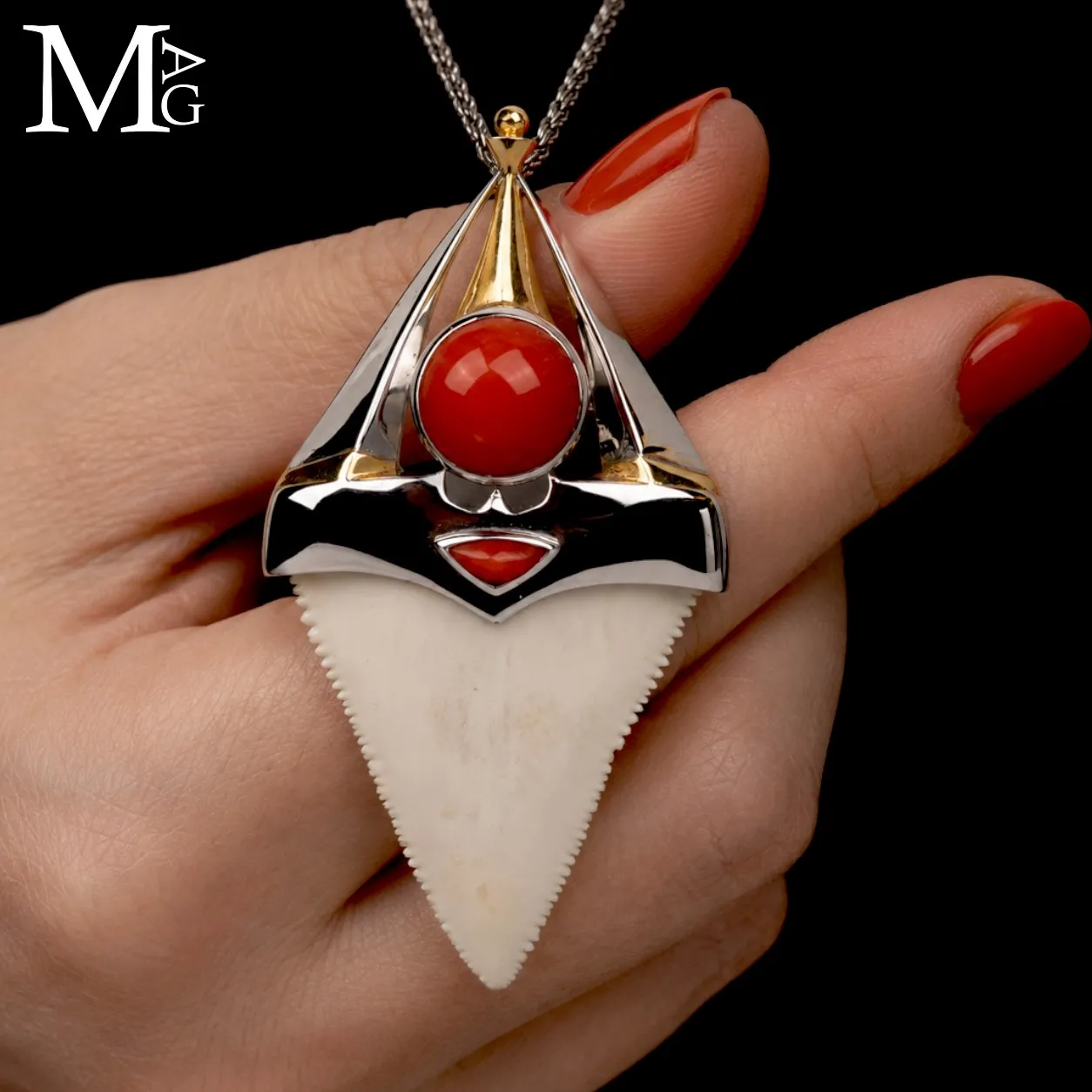 Pendente Unisex in Argento con Dente Naturale di Grande Squalo Bianco e Corallo Rosso.