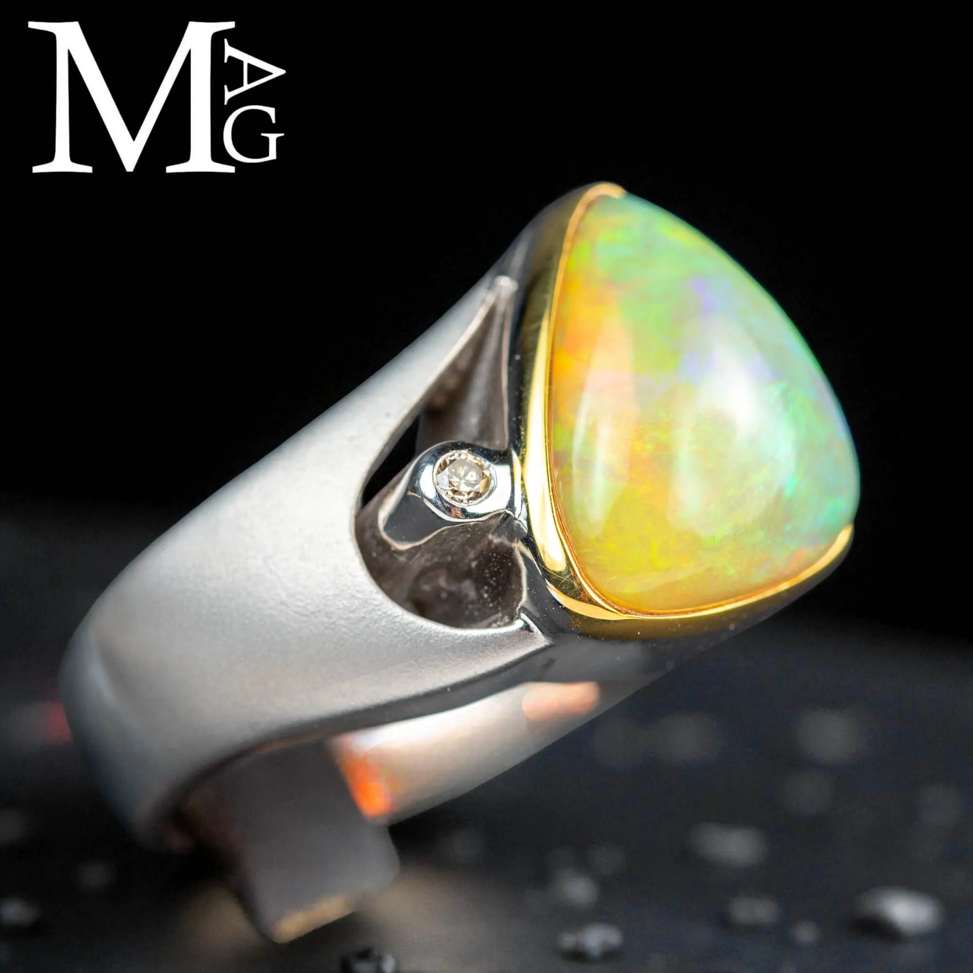 Anello in Argento Satinato con Opale Etiope, Bordatura Dorata e Diamantino.
