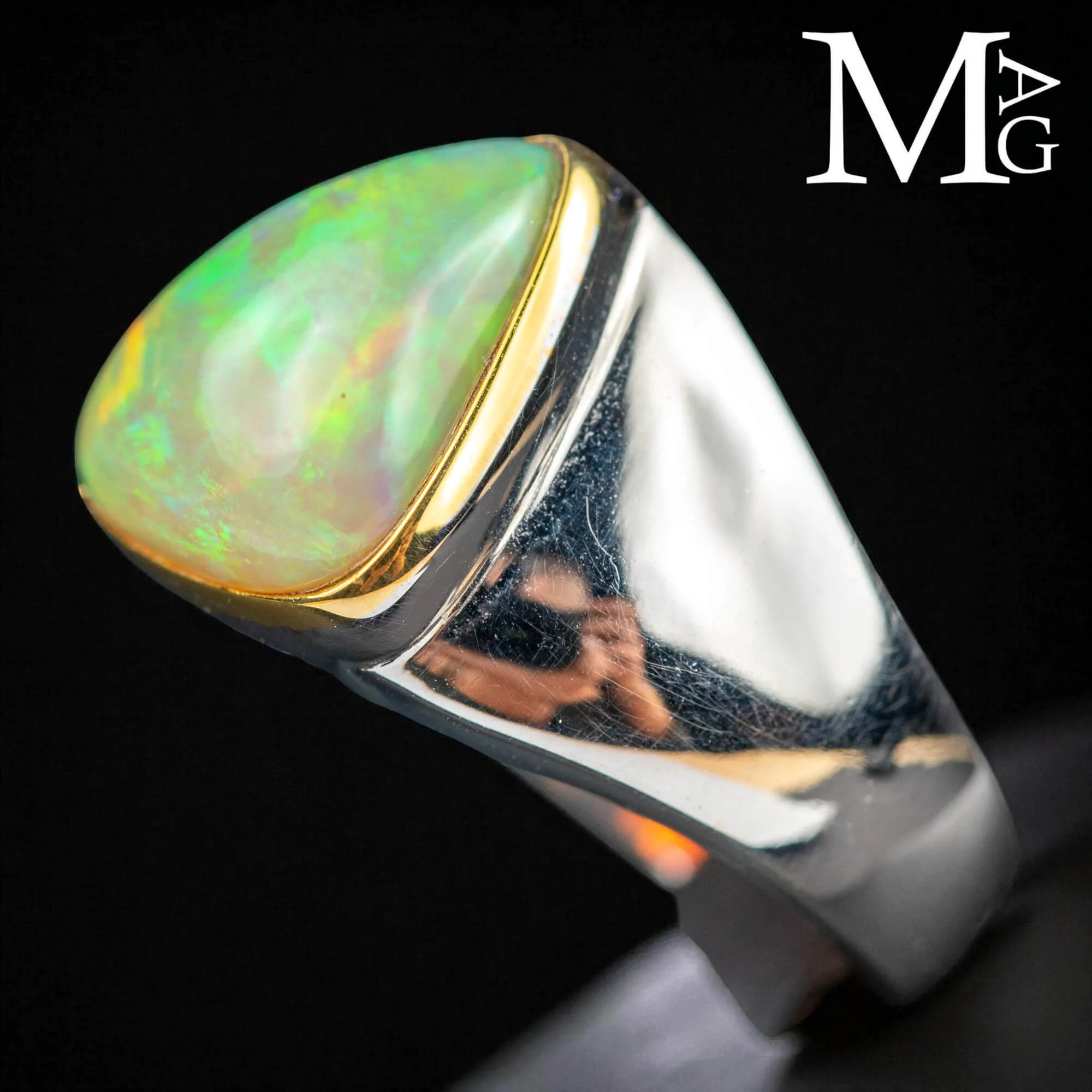 Anello in Argento Satinato con Opale Etiope, Bordatura Dorata e Diamantino.