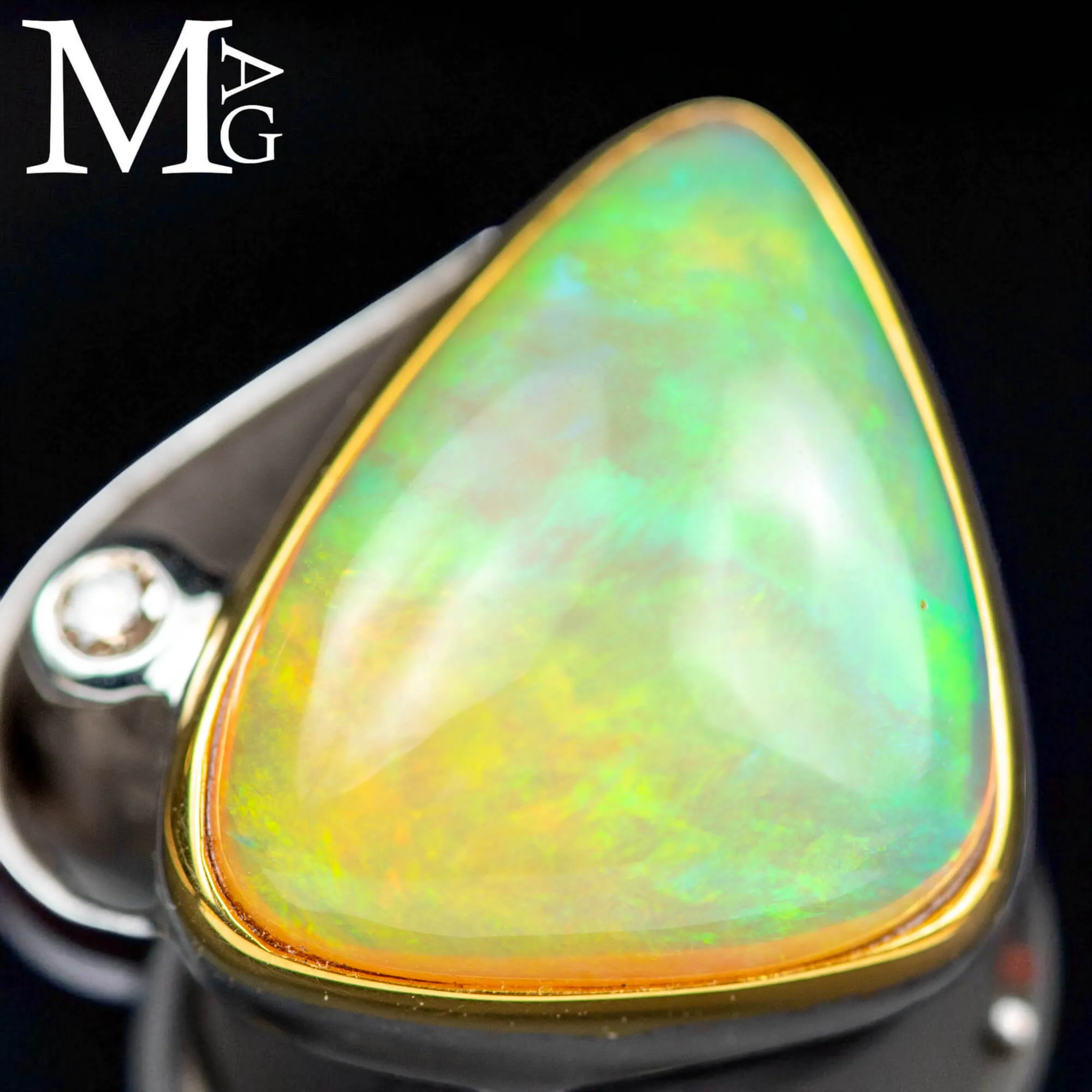 Anello in Argento Satinato con Opale Etiope, Bordatura Dorata e Diamantino.