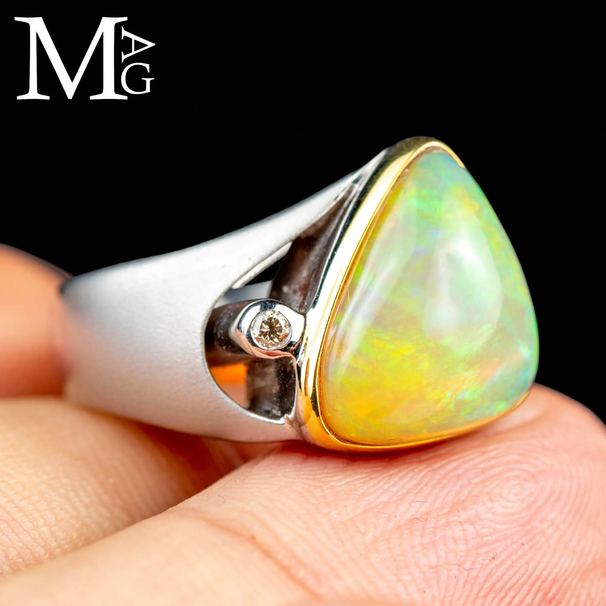Anello in Argento Satinato con Opale Etiope, Bordatura Dorata e Diamantino.