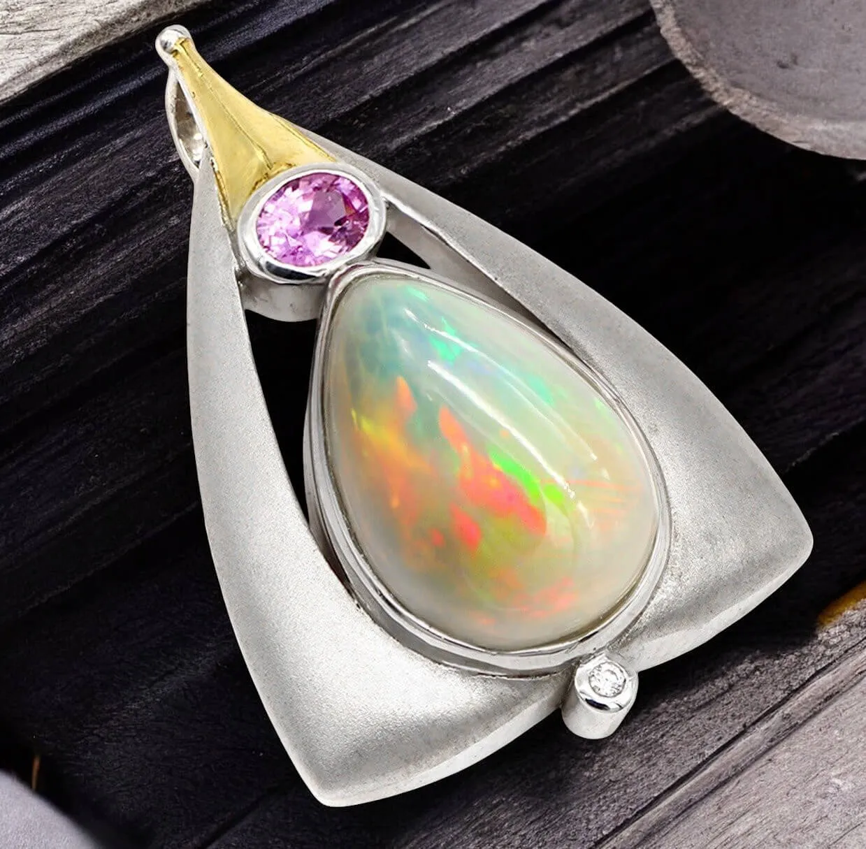 Gioiello in Argento e Oro: Opale Etiope, Zaffiro Rosa, Diamante.