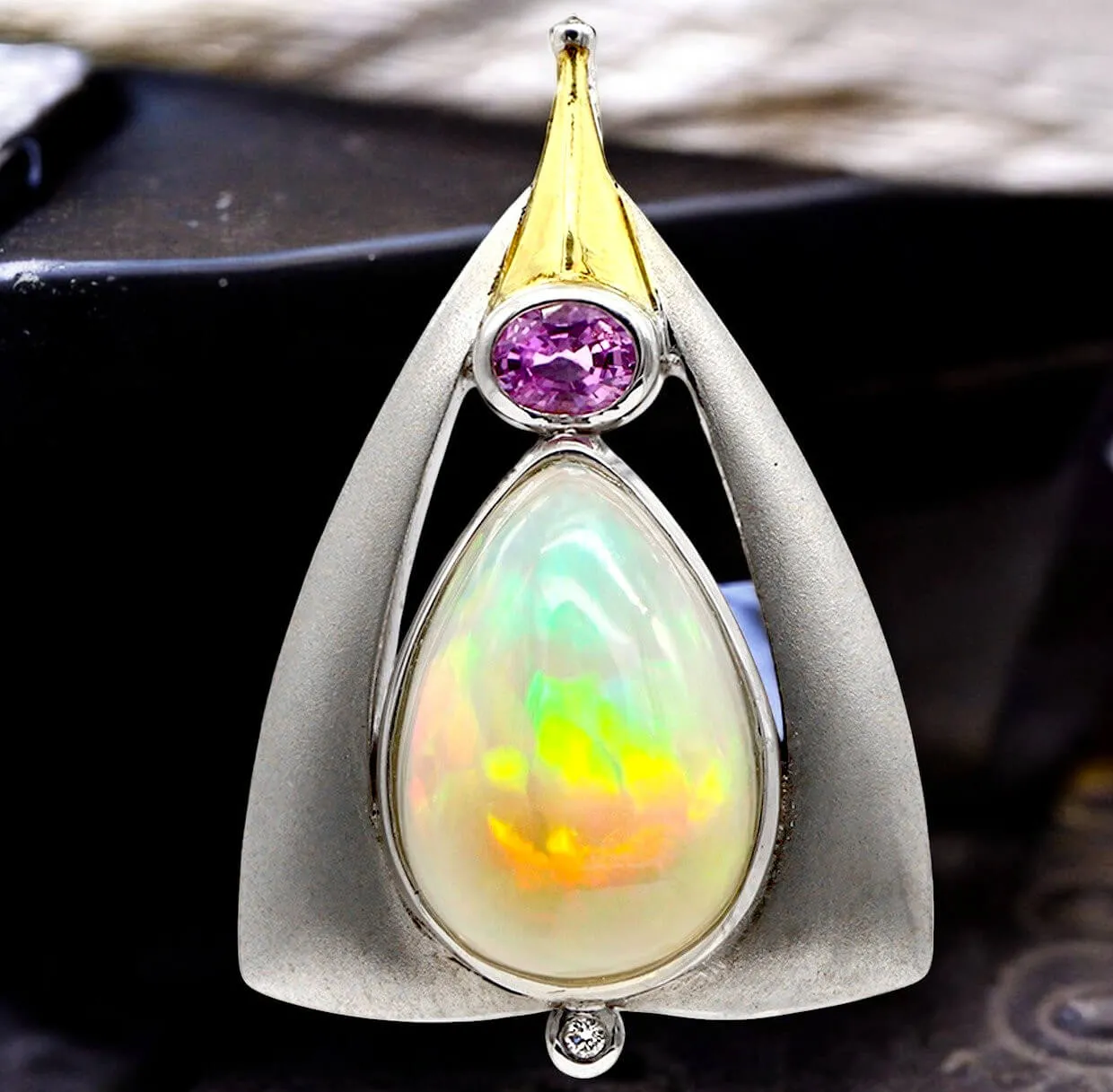 Gioiello in Argento e Oro: Opale Etiope, Zaffiro Rosa, Diamante.