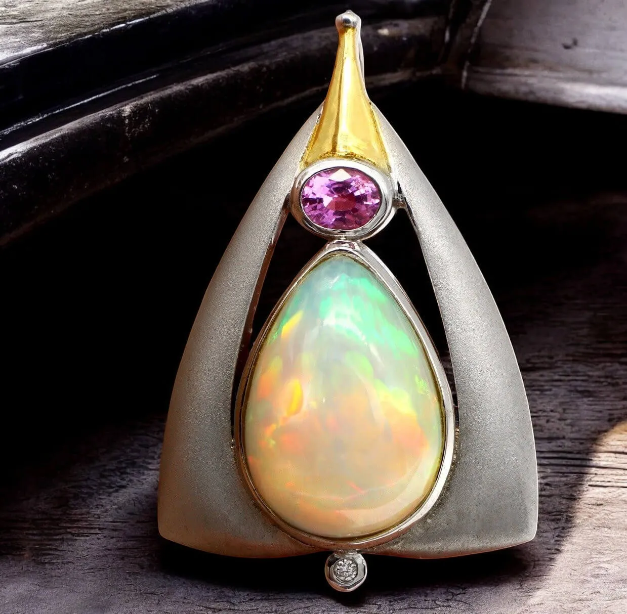 Gioiello in Argento e Oro: Opale Etiope, Zaffiro Rosa, Diamante.