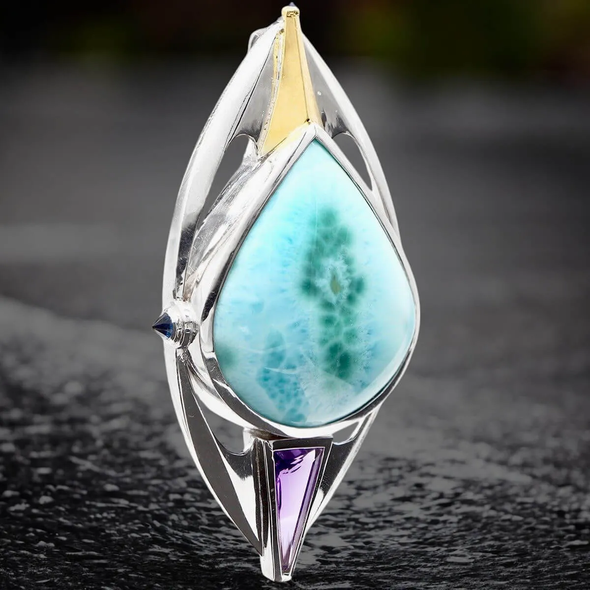 Ciondolo in Argento con Larimar, Ametista e Zaffiri Blu – Un Capolavoro di Design.