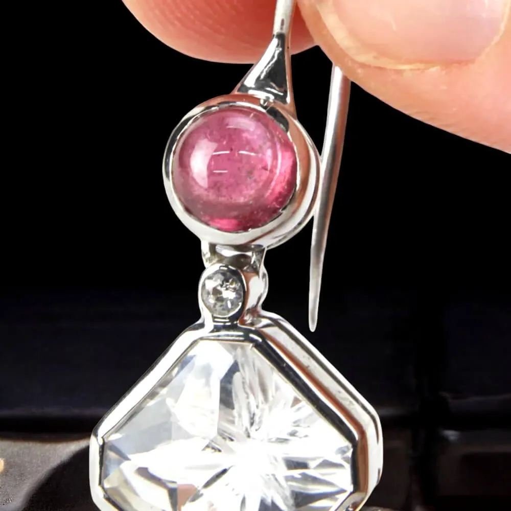 Orecchini con Tormalina Cabochon, Quarzo Ialino, Quarzo Tormalinato e Diamanti.