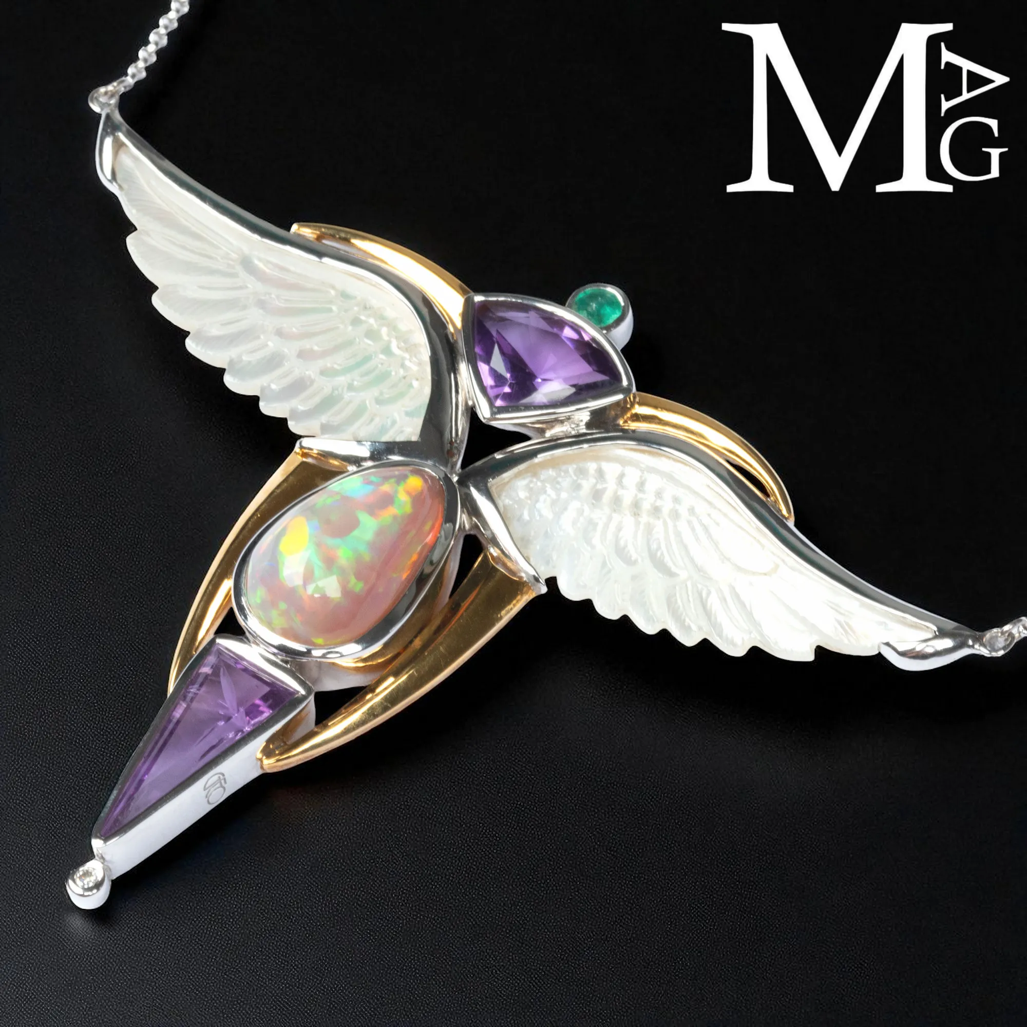Collier con opale, ametista, smeraldo e diamante – ali in madreperla