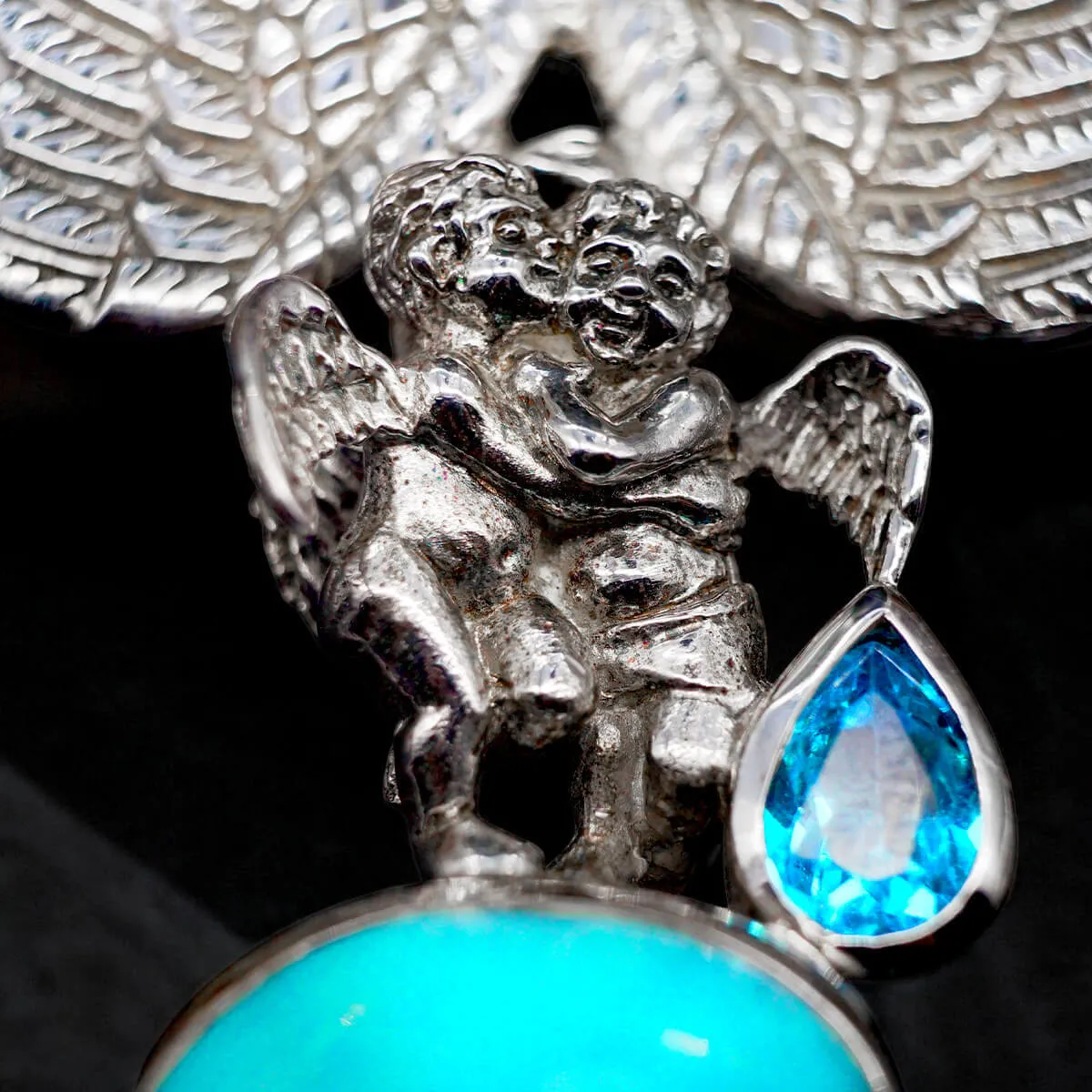 Ali di Luce: Ciondolo Angelico con Gemme Azzurre.