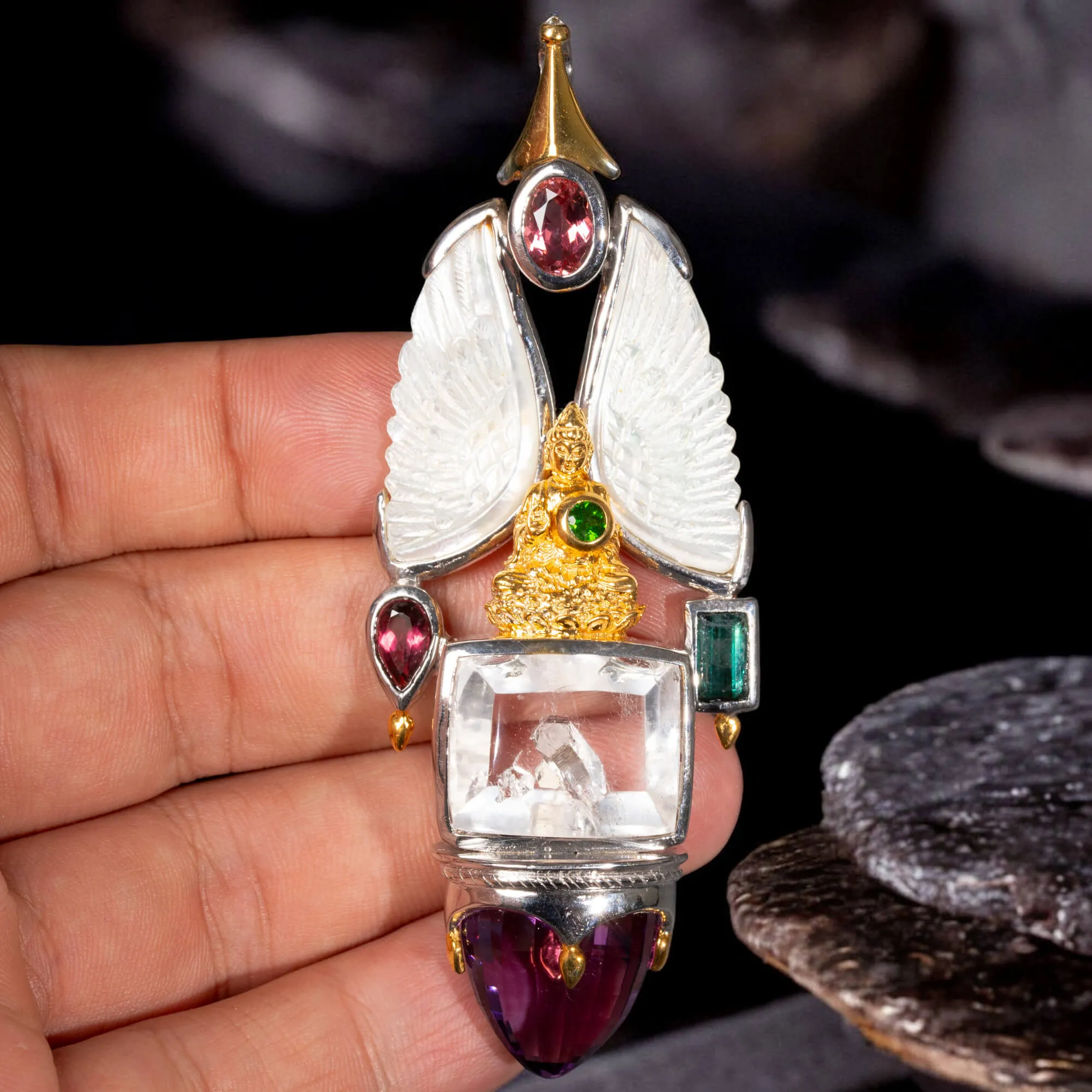 Amuleto Divino in Argento e Oro con Gemme Preziose e Icona del Buddha.