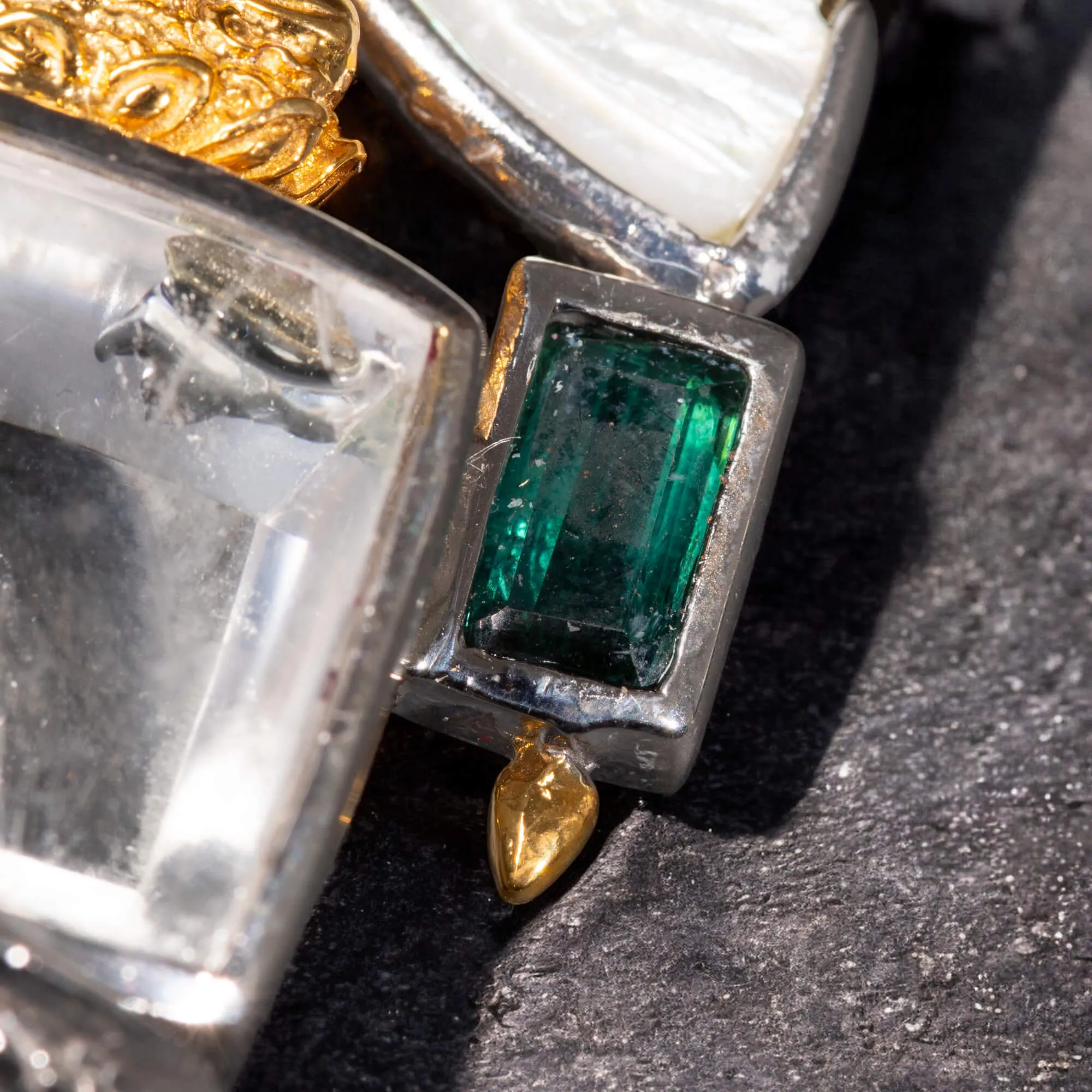 Amuleto Divino in Argento e Oro con Gemme Preziose e Icona del Buddha.