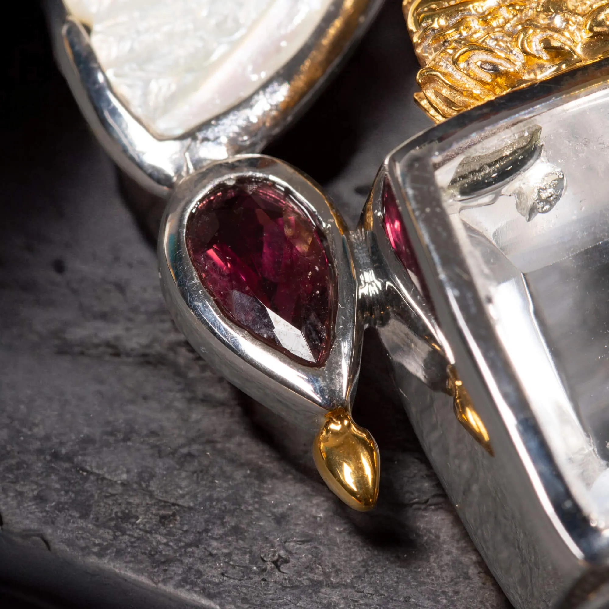 Amuleto Divino in Argento e Oro con Gemme Preziose e Icona del Buddha.