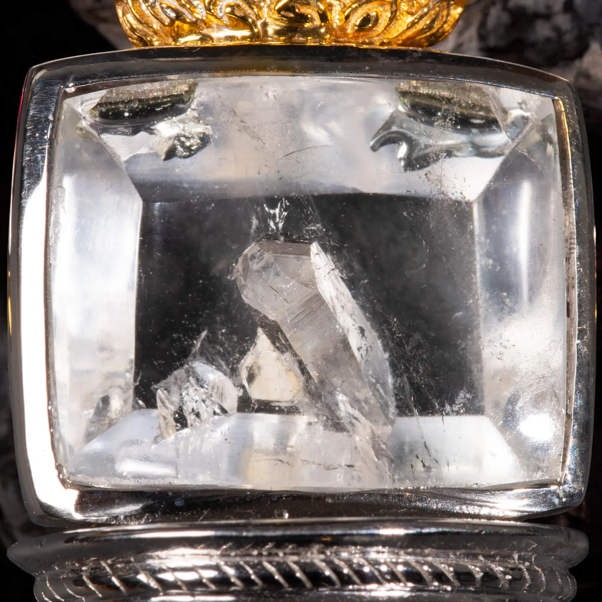 Amuleto Divino in Argento e Oro con Gemme Preziose e Icona del Buddha.