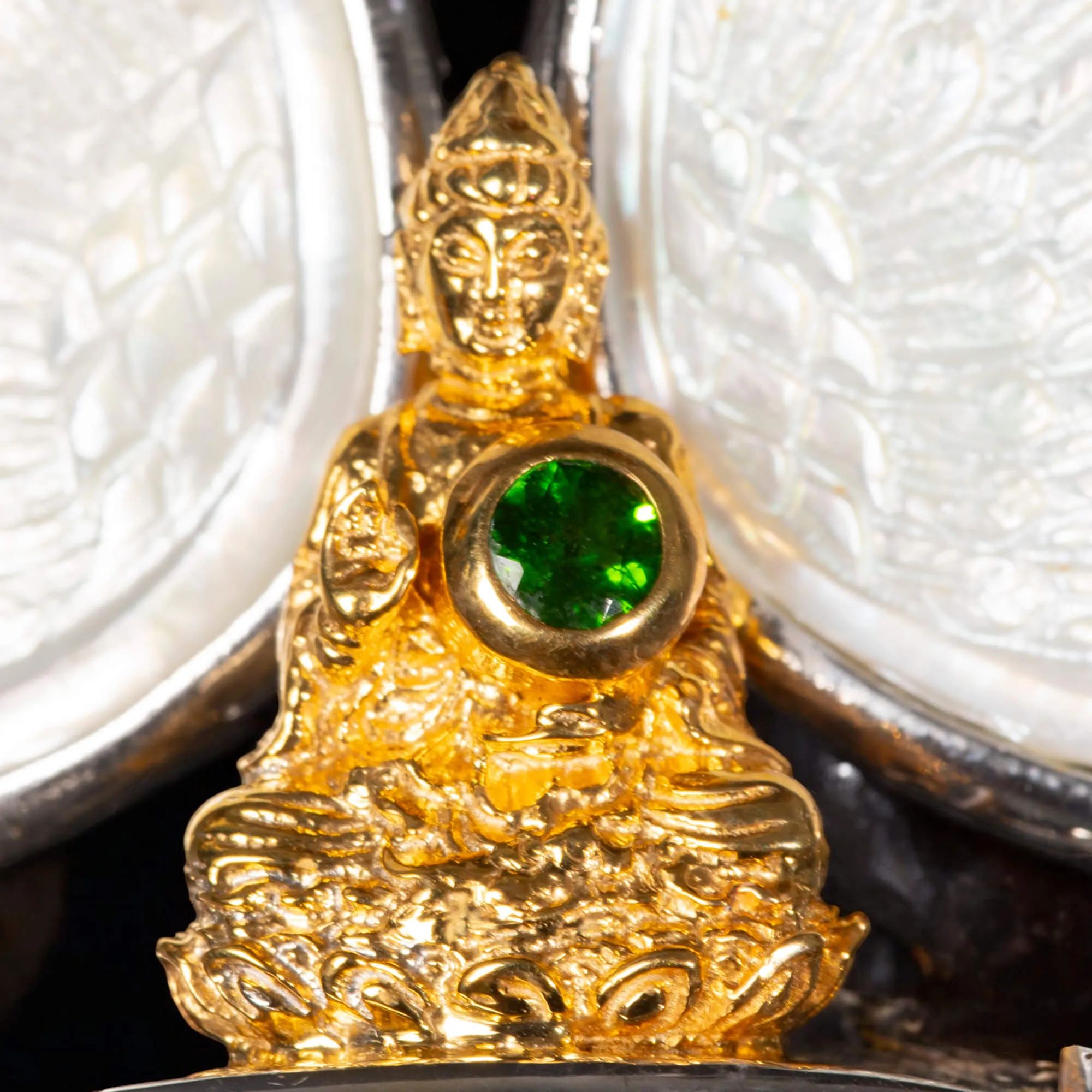 Amuleto Divino in Argento e Oro con Gemme Preziose e Icona del Buddha.