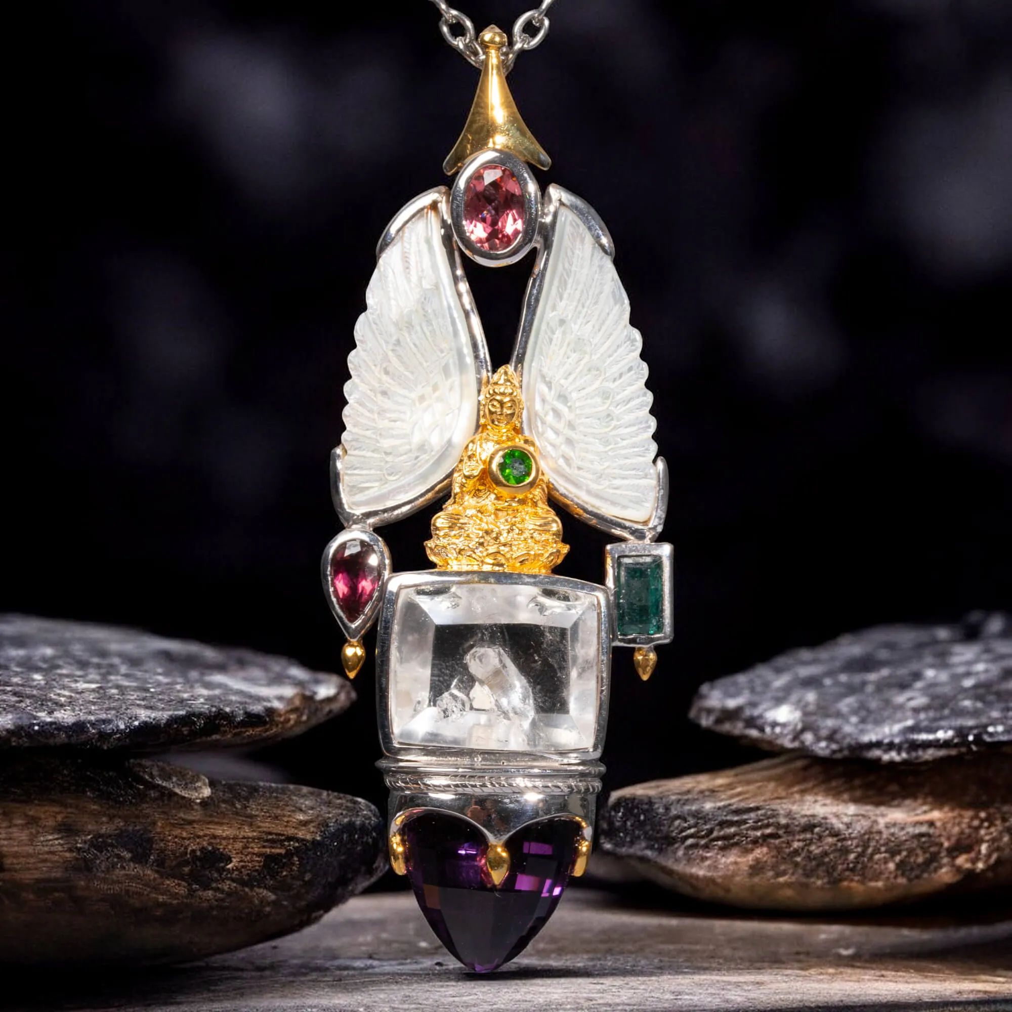 Amuleto Divino in Argento e Oro con Gemme Preziose e Icona del Buddha.