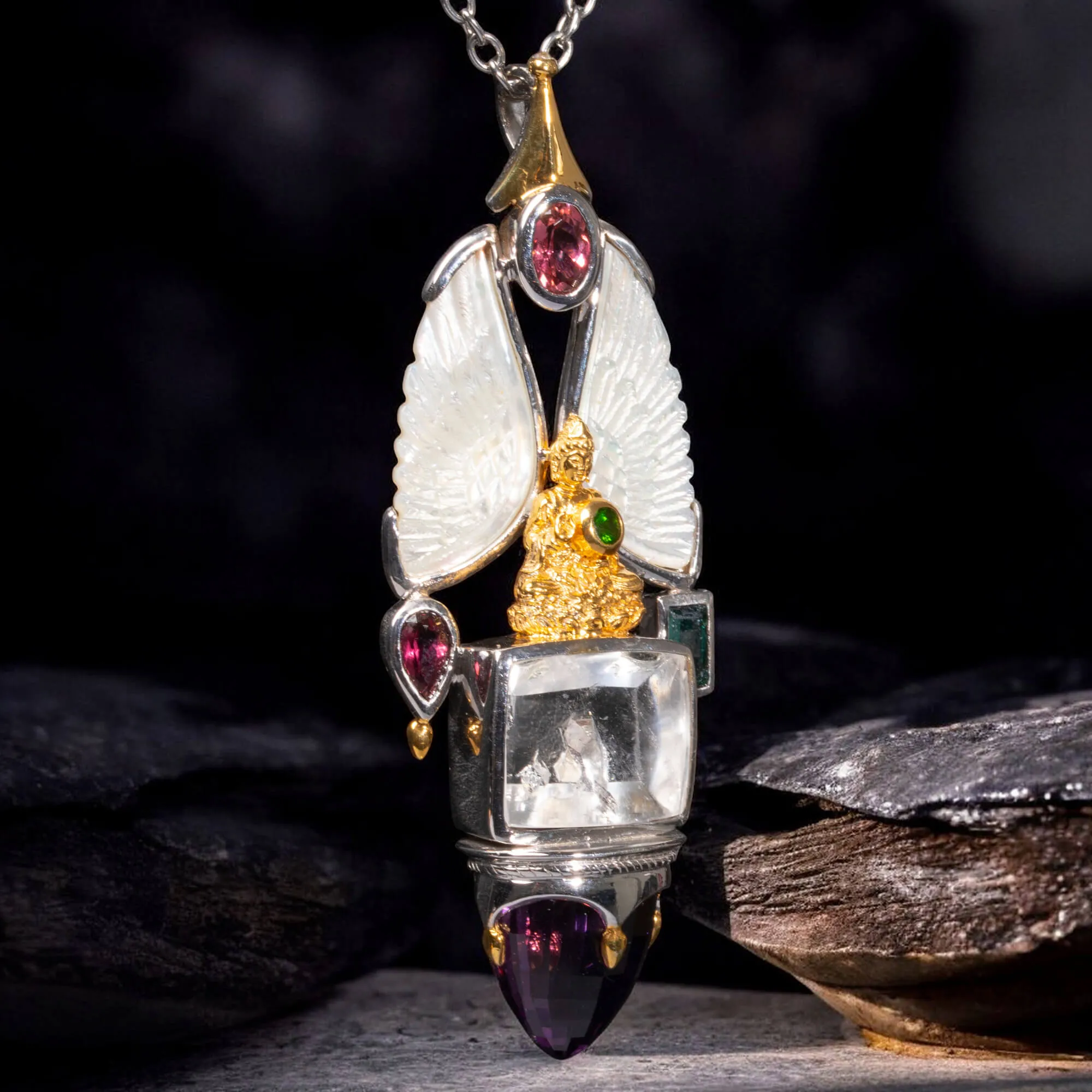 Amuleto Divino in Argento e Oro con Gemme Preziose e Icona del Buddha.