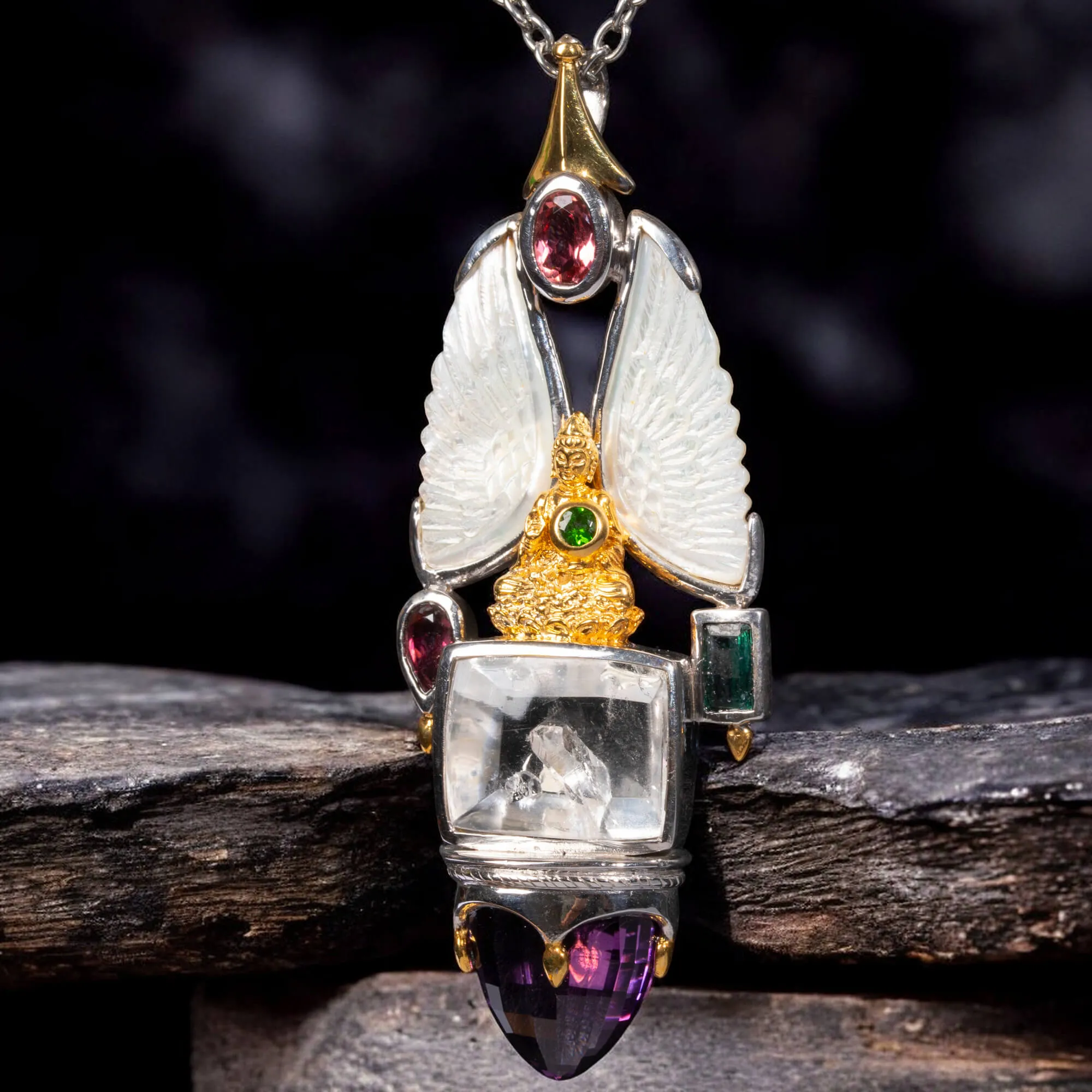 Amuleto Divino in Argento e Oro con Gemme Preziose e Icona del Buddha.