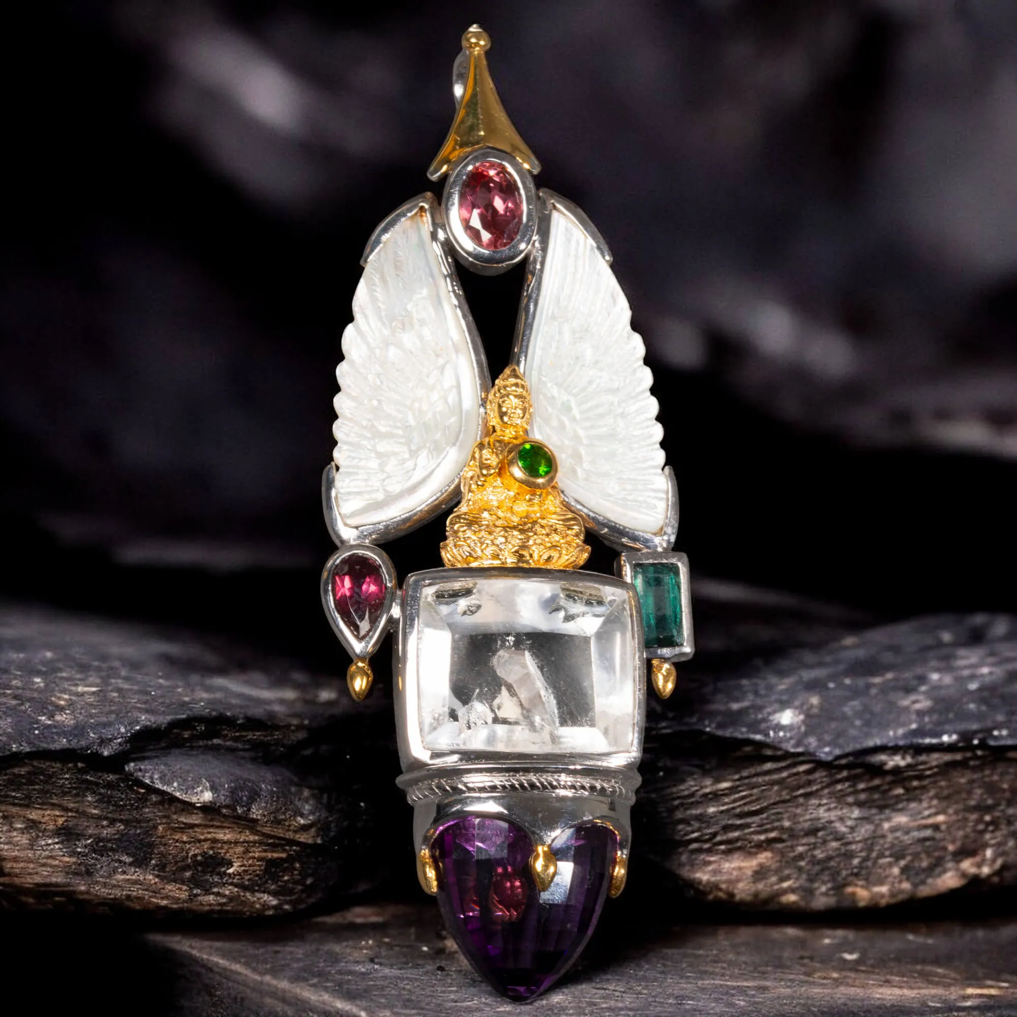 Amuleto Divino in Argento e Oro con Gemme Preziose e Icona del Buddha.