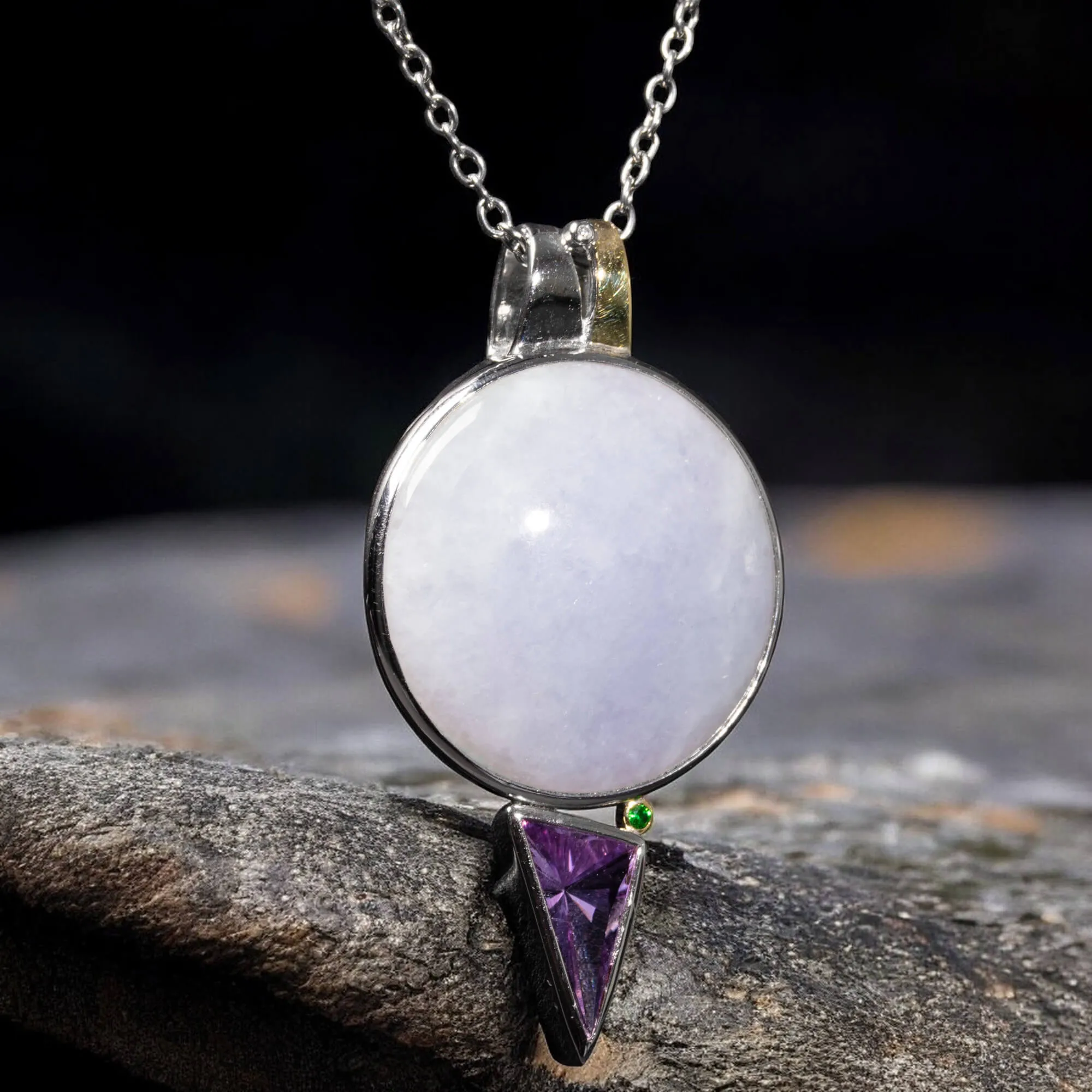 Eterna Armonia: Ciondolo in Giada Lavanda, Ametista e Smeraldo.
