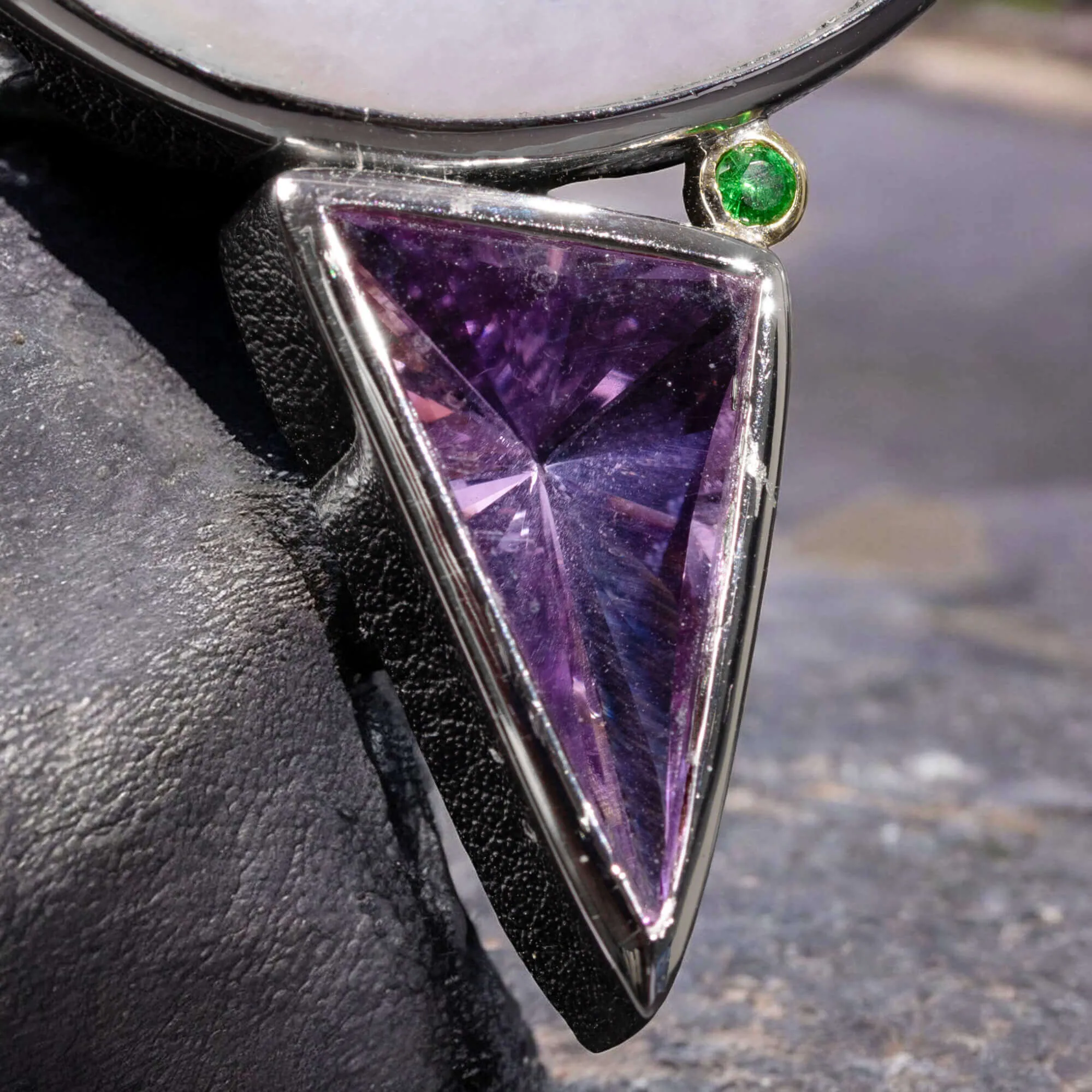 Eterna Armonia: Ciondolo in Giada Lavanda, Ametista e Smeraldo.