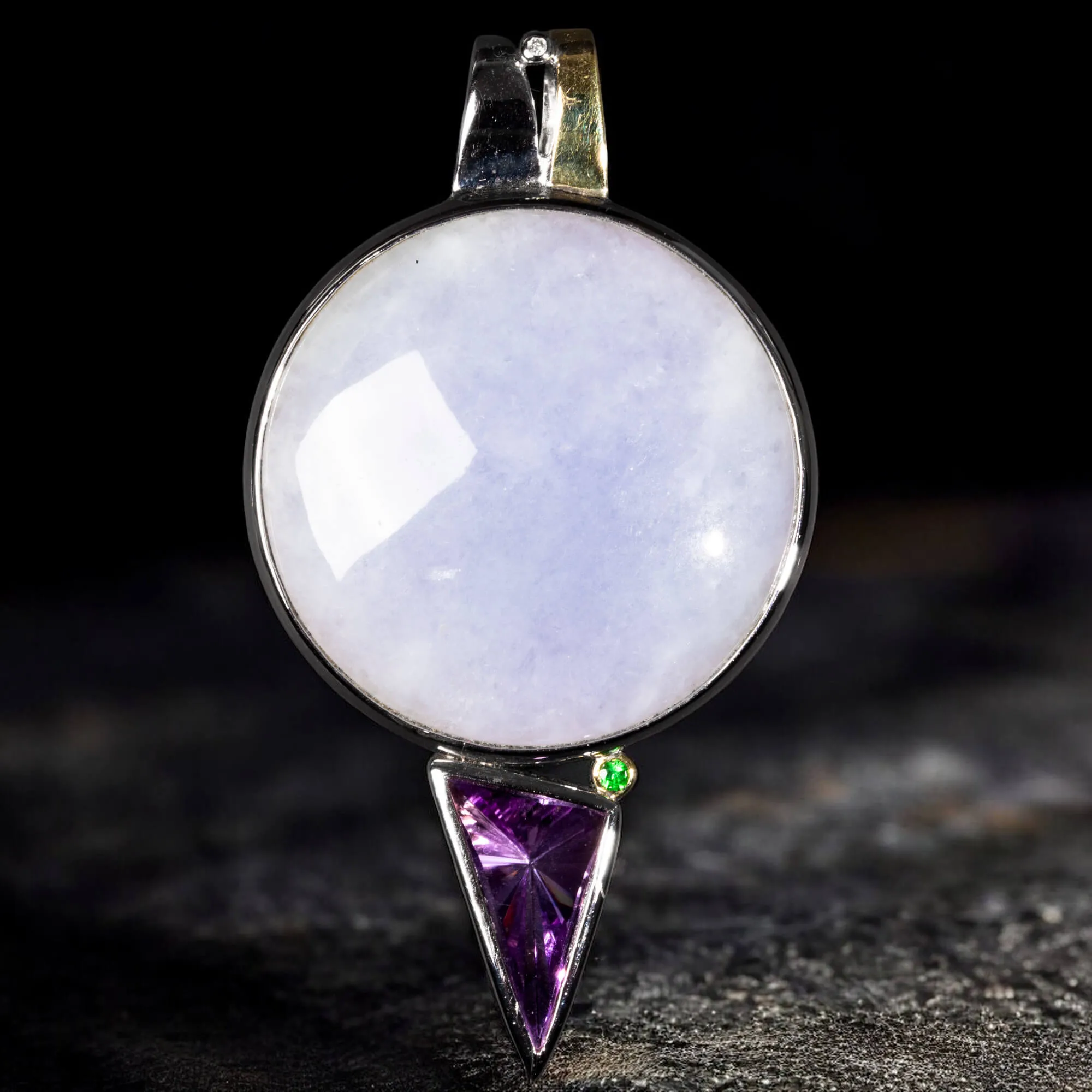 Eterna Armonia: Ciondolo in Giada Lavanda, Ametista e Smeraldo.