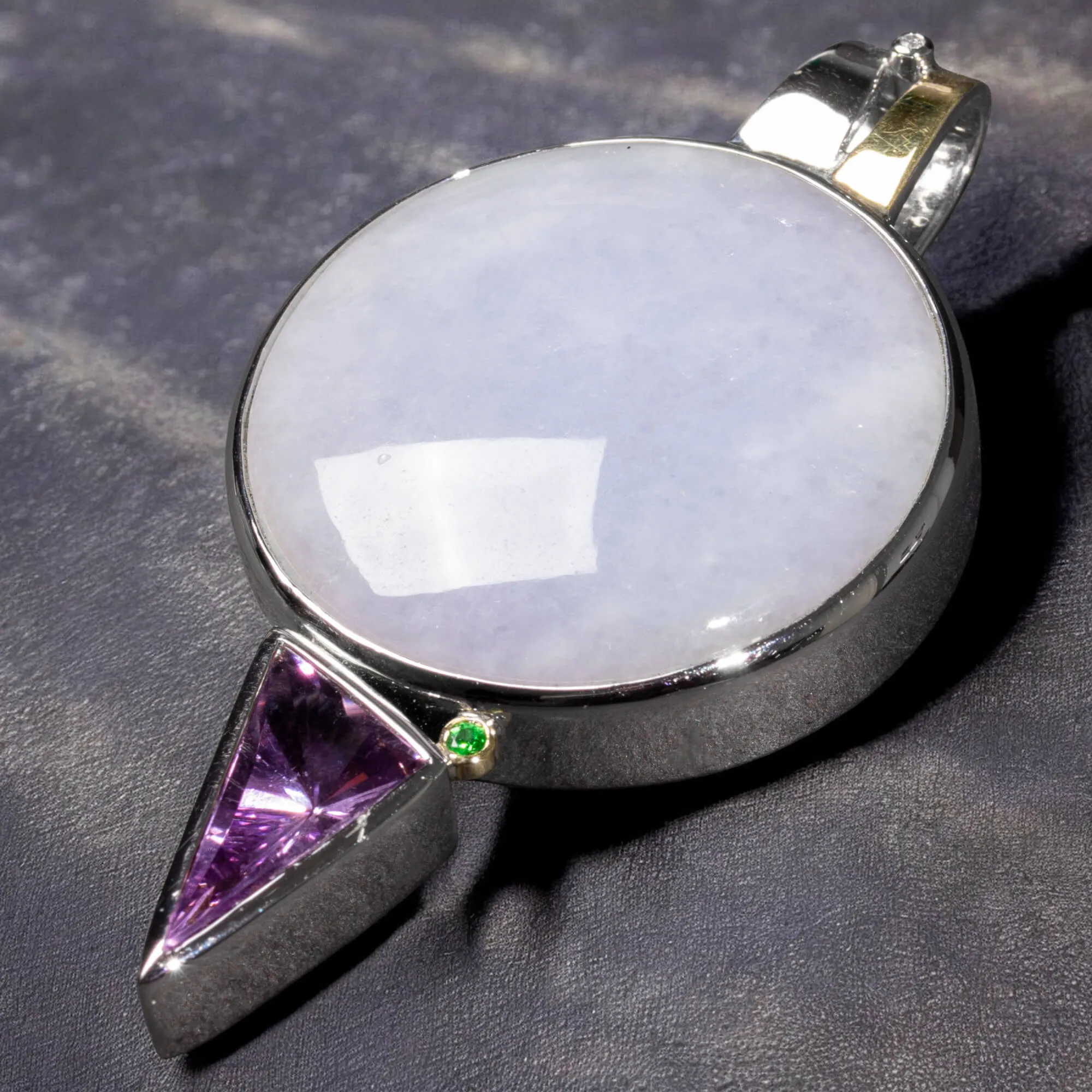 Eterna Armonia: Ciondolo in Giada Lavanda, Ametista e Smeraldo.