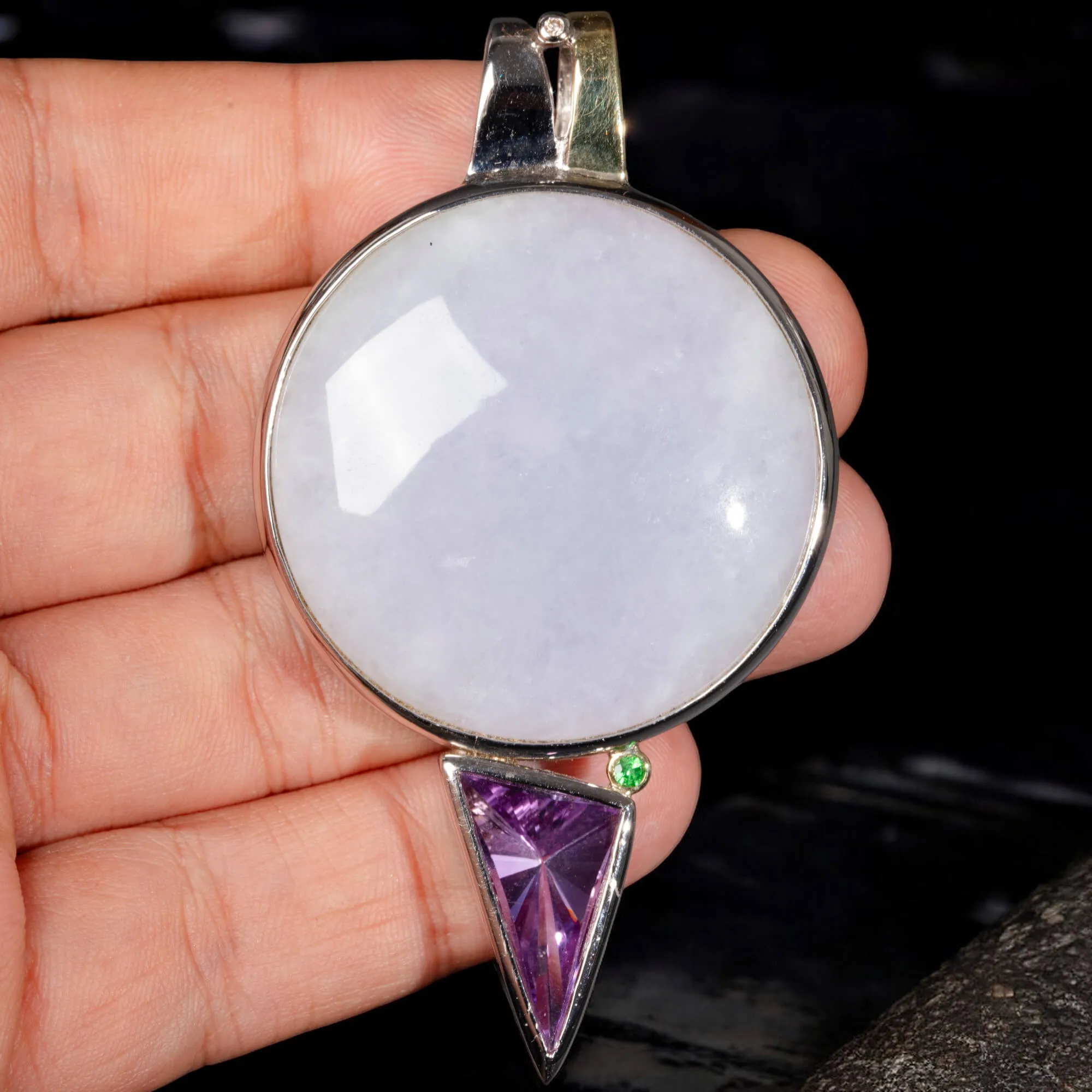 Eterna Armonia: Ciondolo in Giada Lavanda, Ametista e Smeraldo.