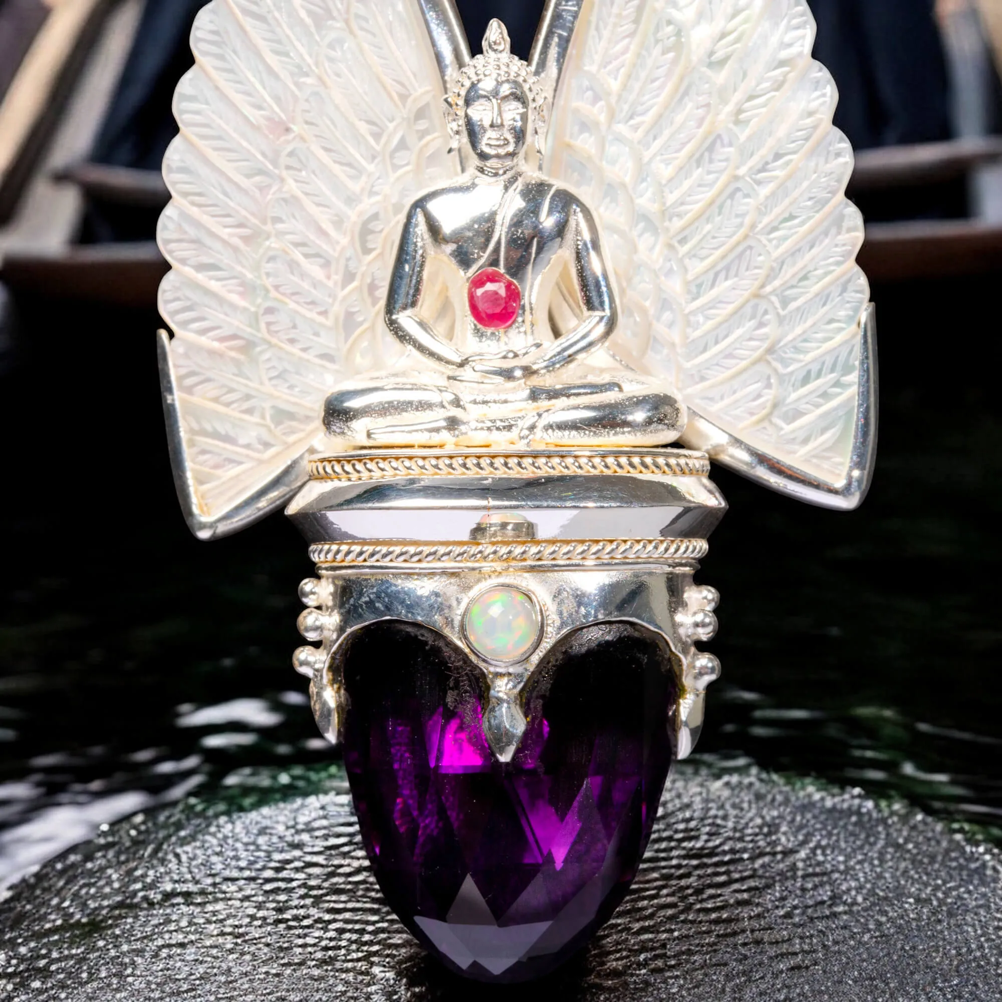 Gioiello Buddha: Argento e Oro con Opali, Rubino e Ametista.