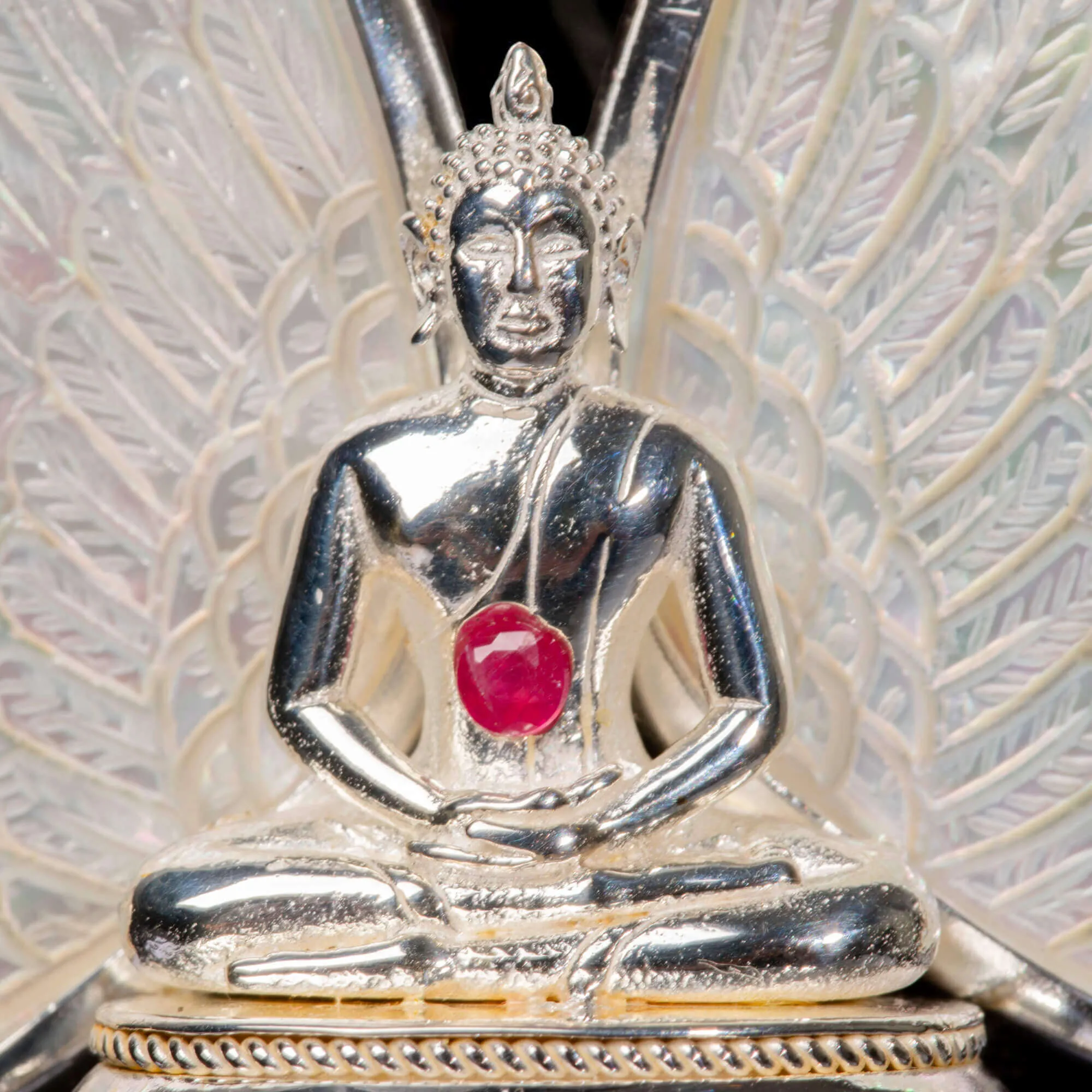 Gioiello Buddha: Argento e Oro con Opali, Rubino e Ametista.