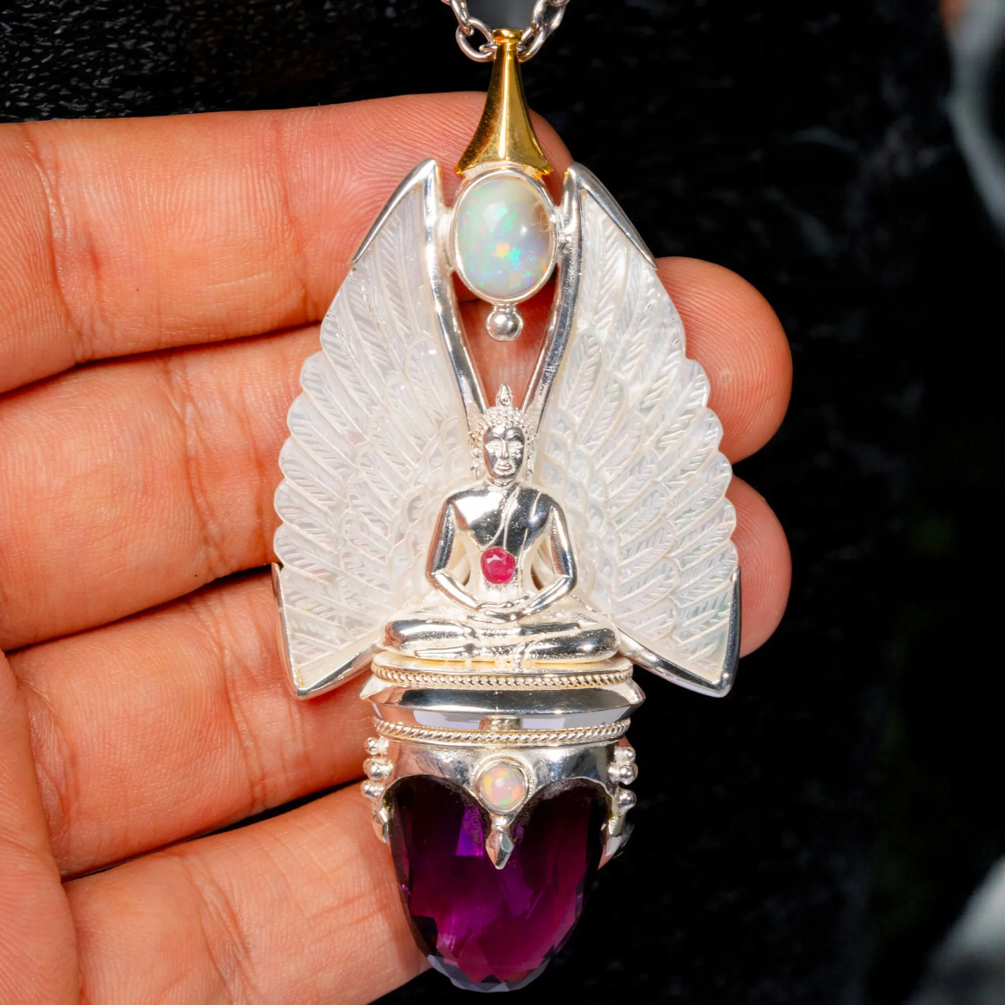 Gioiello Buddha: Argento e Oro con Opali, Rubino e Ametista.